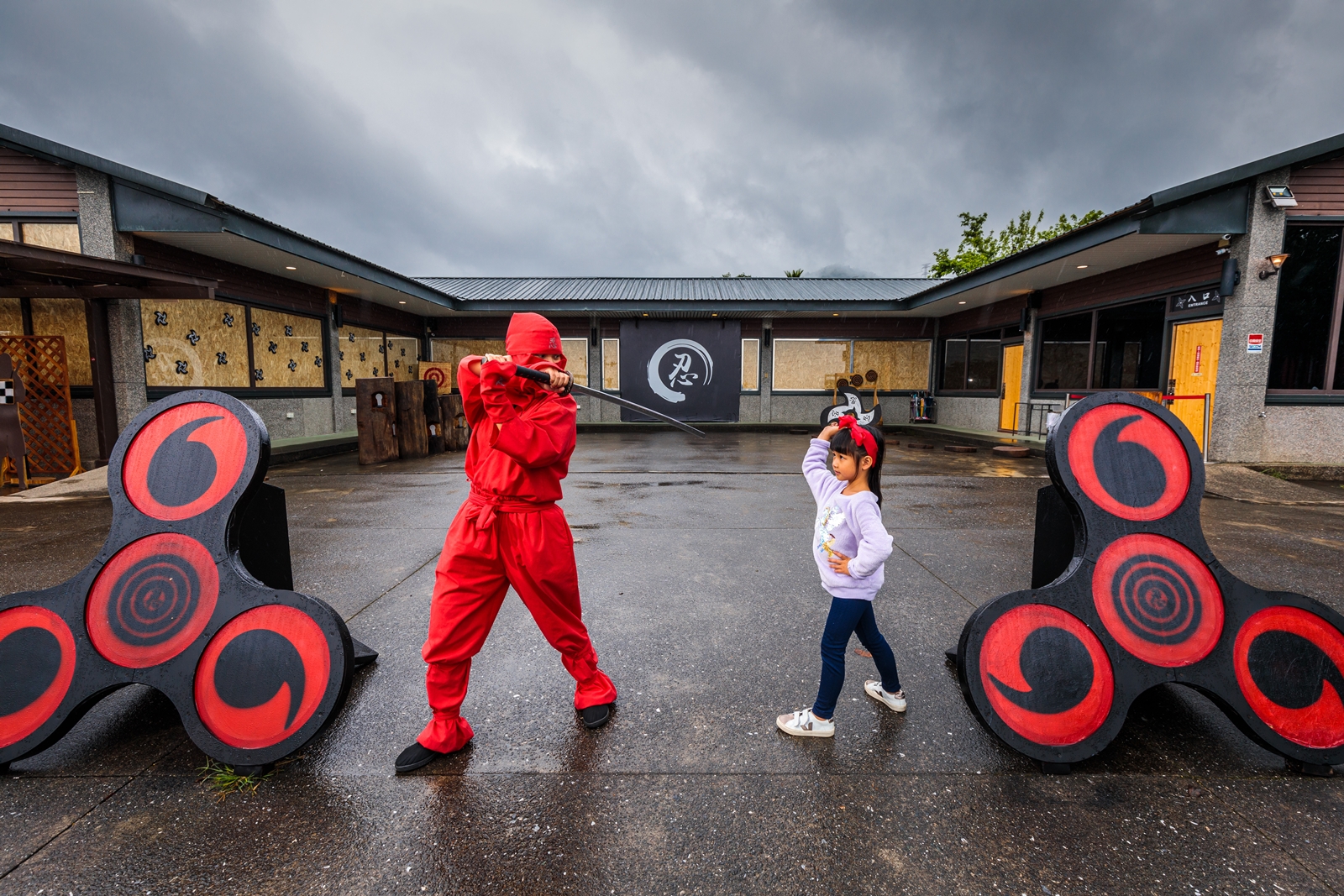 「宜蘭忍者村」的外觀有模有樣，吸引大小朋友前來體驗。