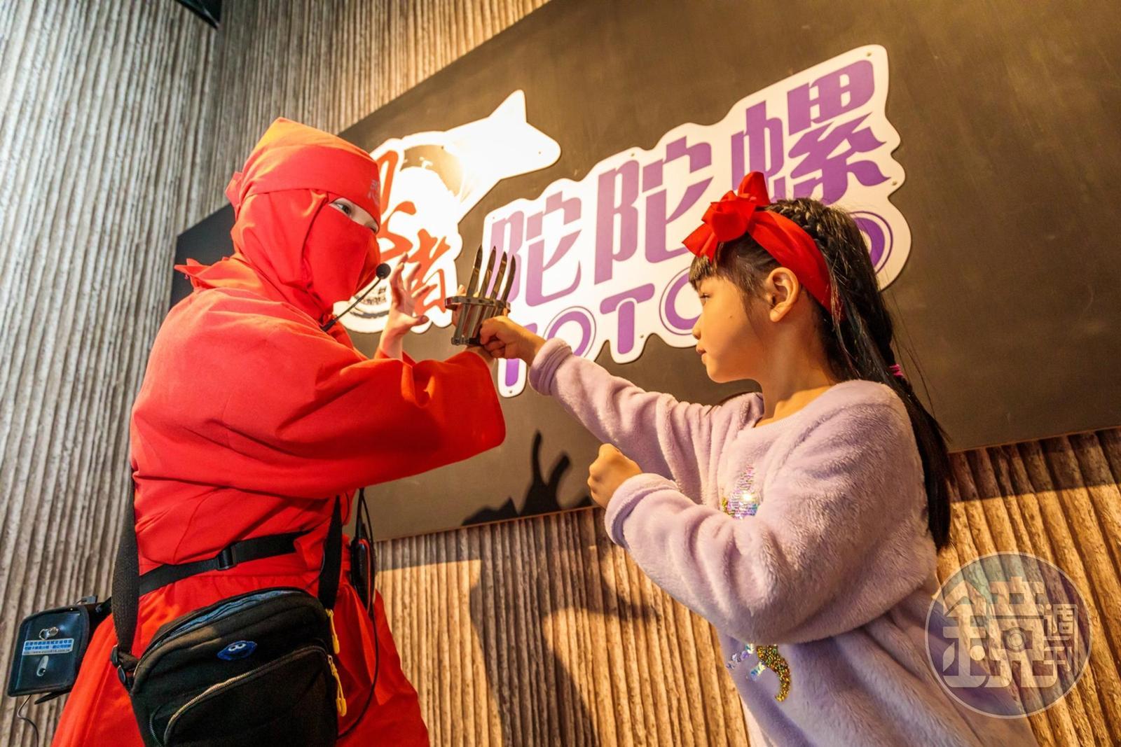 忍者解說日本兵器的使用方法。