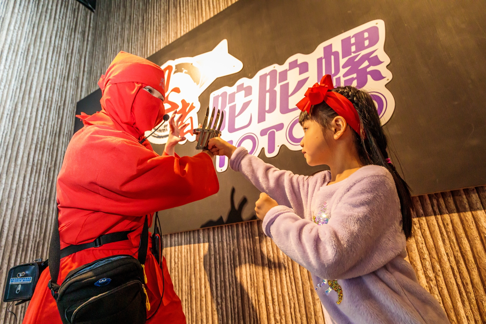 忍者解說日本兵器的使用方法。