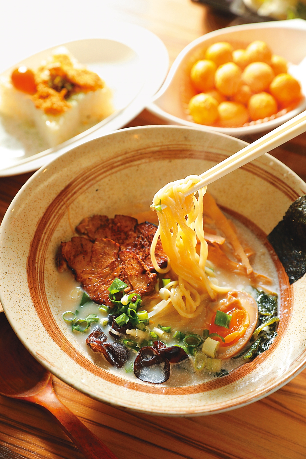 忍者餐點少不了拉麵，「豚骨叉燒拉麵」的湯頭香濃、叉燒夠味。（160元／份）