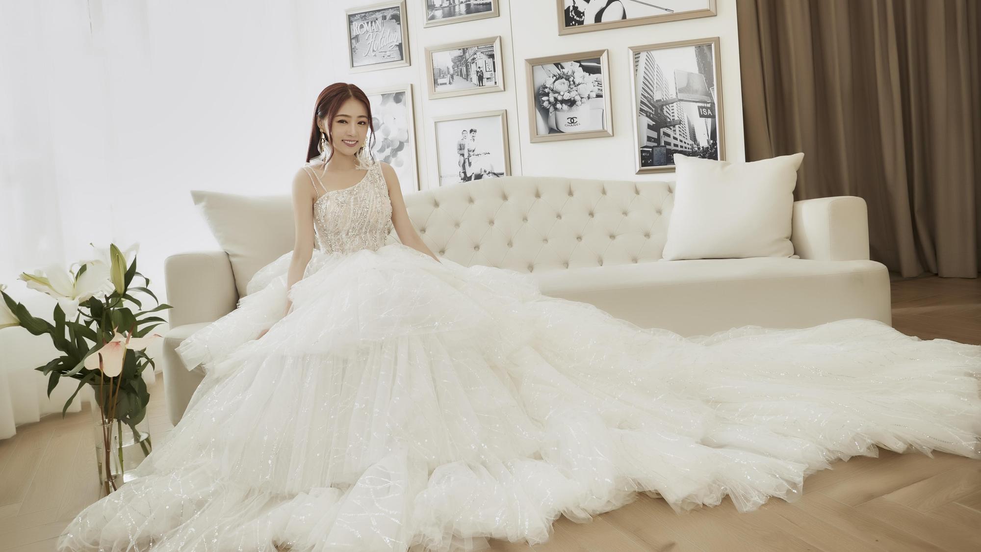 丫頭身穿LinLi Boutique 30萬高訂天使白紗,戲劇性浮誇蓬裙甜美又華麗。(LinLi Boutique提供)