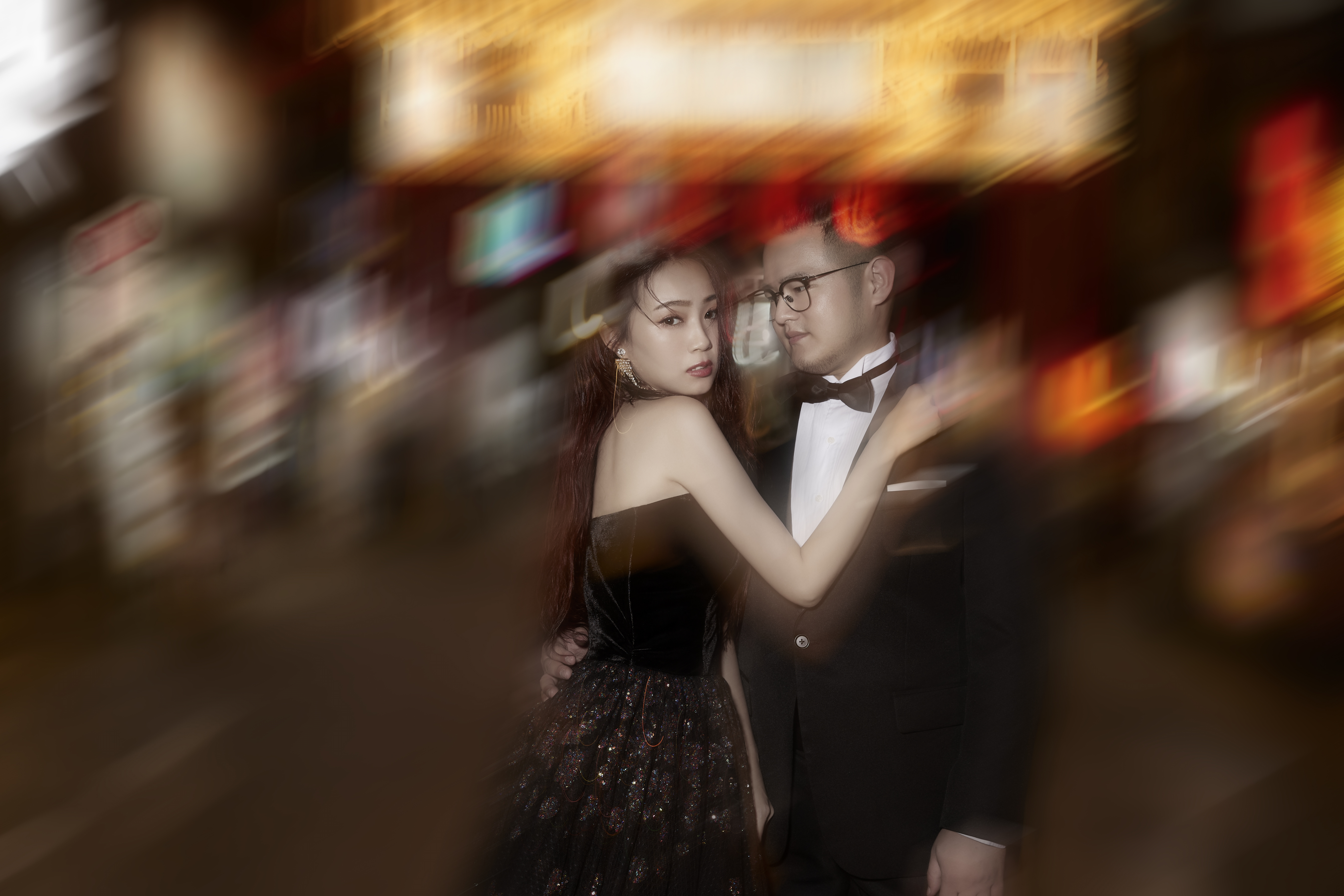 丫頭與準老公王惟立,重回倆人約會地點饒河夜市拍攝婚紗。(LinLi Boutique提供)