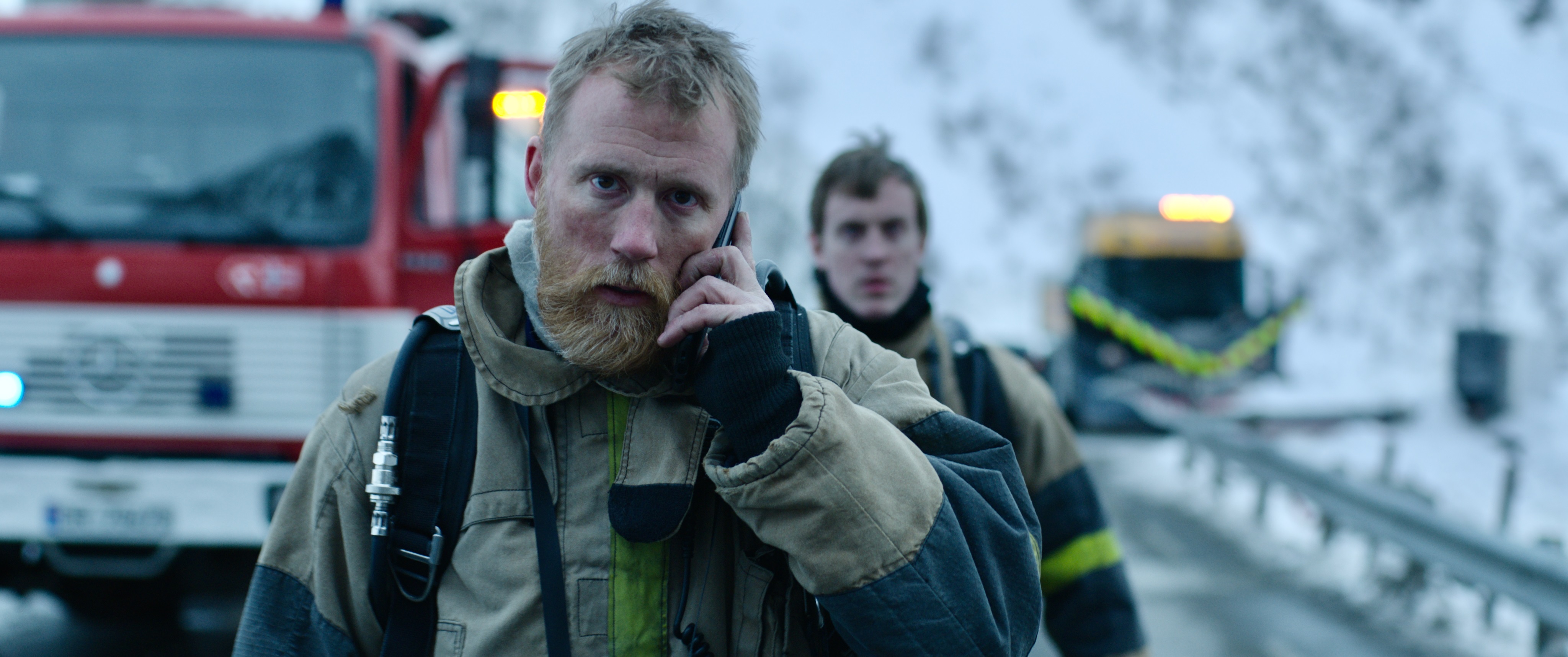 挪威男星托爾比約恩為了扮演救難隊員,與真正的消防人員一起受訓一個月,學會適應火場高溫、缺氧等突發狀況。(CatchPlay提供)