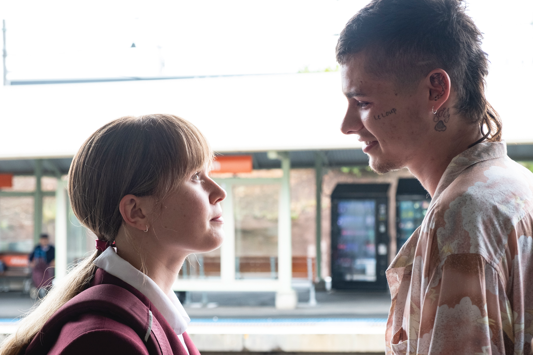 澳洲男星托比華勒斯（右）因《謝謝你愛過我》獲頒威尼斯影展最佳新演員。（光年映畫提供）