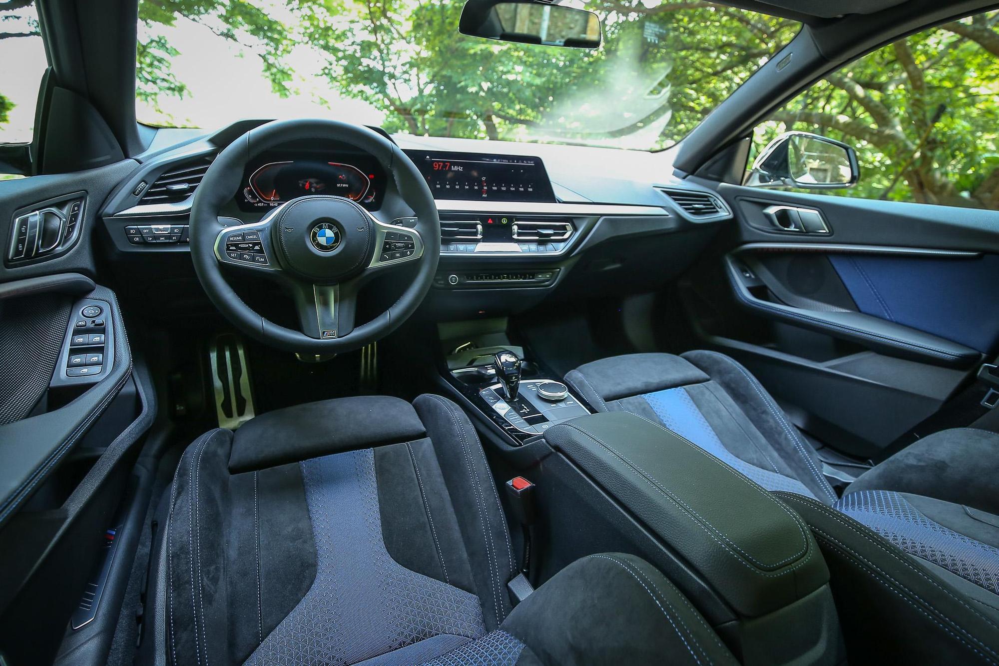 經典的BMW駕駛導向設計融合虛擬座艙,展現經典接軌未來的出色氛圍。