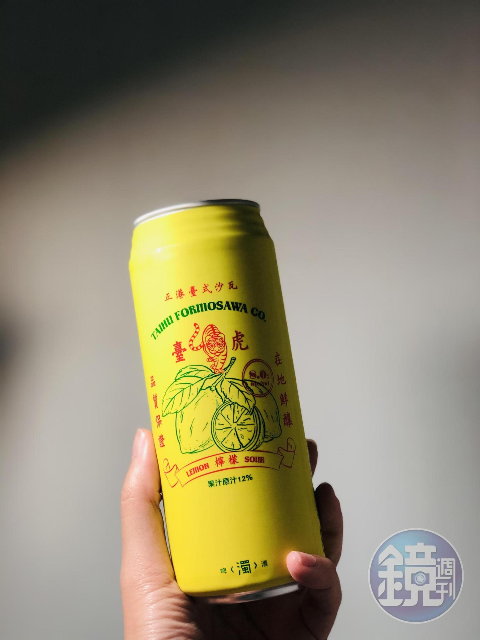 鮮黃瓶身配上紅、綠線條圖案設計，台得讓人會心一笑。