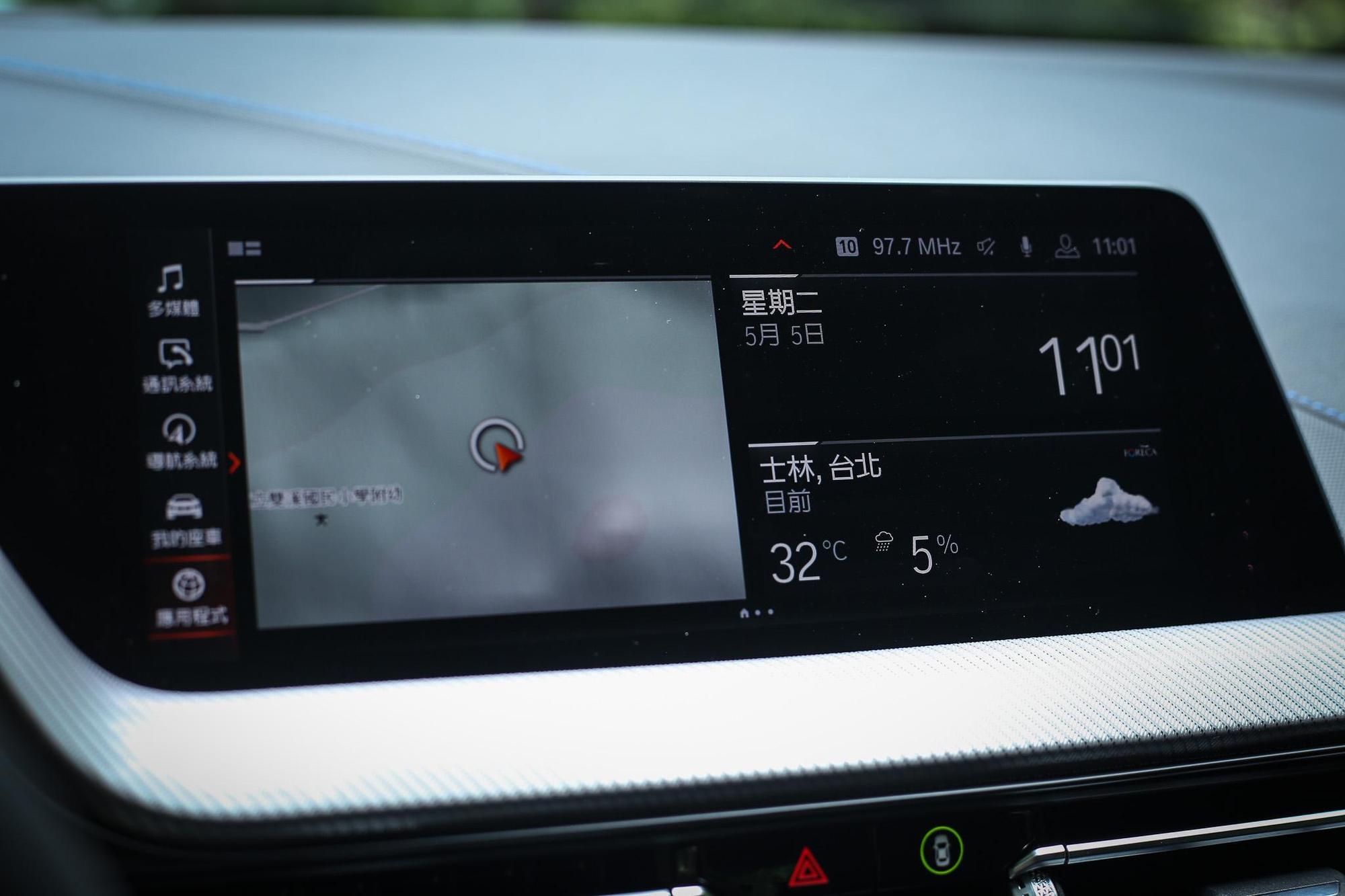 10.25吋中控觸控螢幕整合最新iDrive系統,並配備BMW智能衛星導航系統、Apple CarPlay手機整合功能與智能服務等在內。
