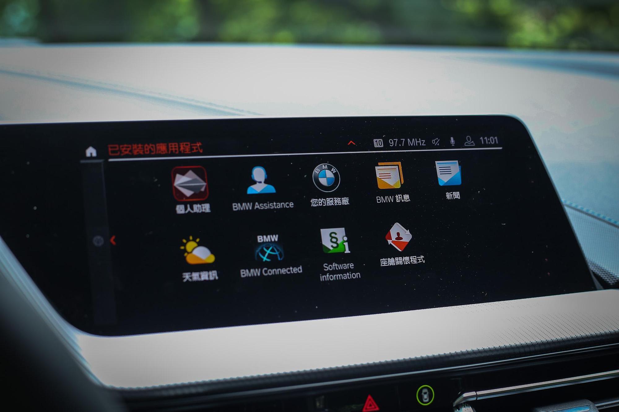 10.25吋中控觸控螢幕整合最新iDrive系統,並配備BMW智能衛星導航系統、Apple CarPlay手機整合功能與智能服務等在內。