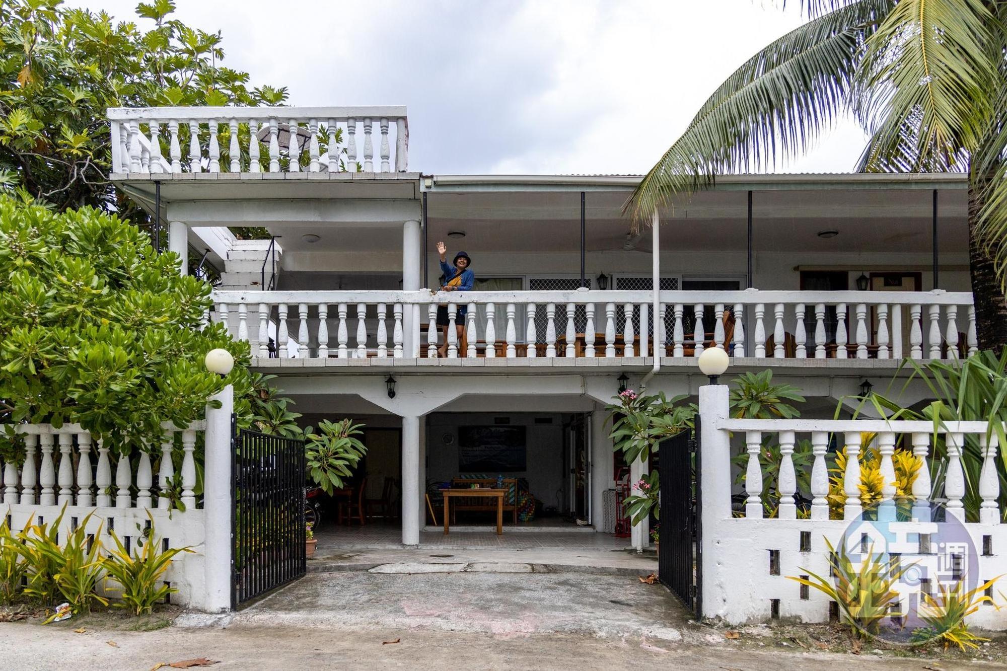 兩層樓的L's Lodge，已是規模最大的旅店，還能代訂外島的小船。