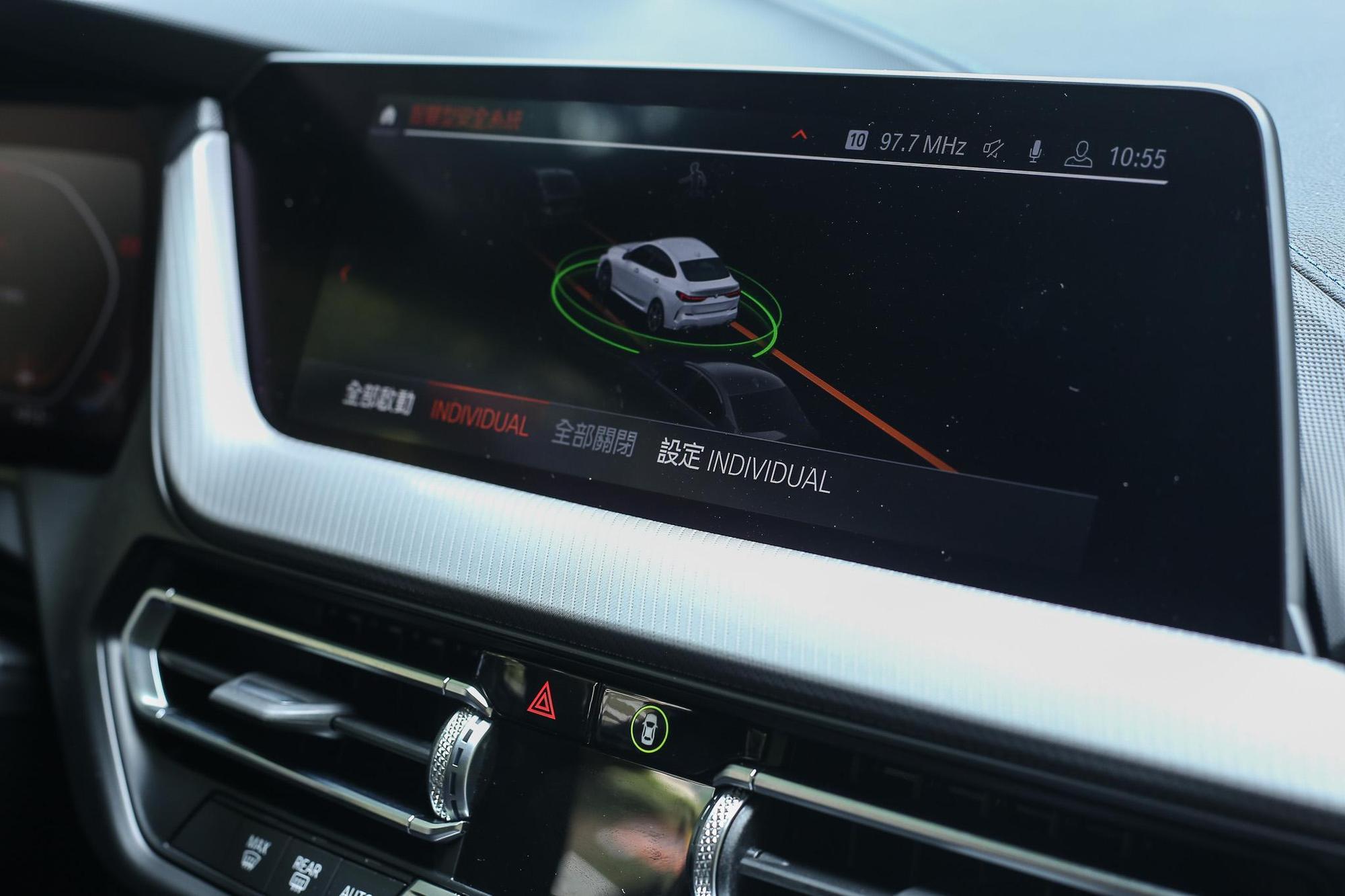 218i M Sport限量版也搭載BMW Personal CoPilot智慧駕駛輔助科技,將安全防護提升到預先防範的前瞻等級。