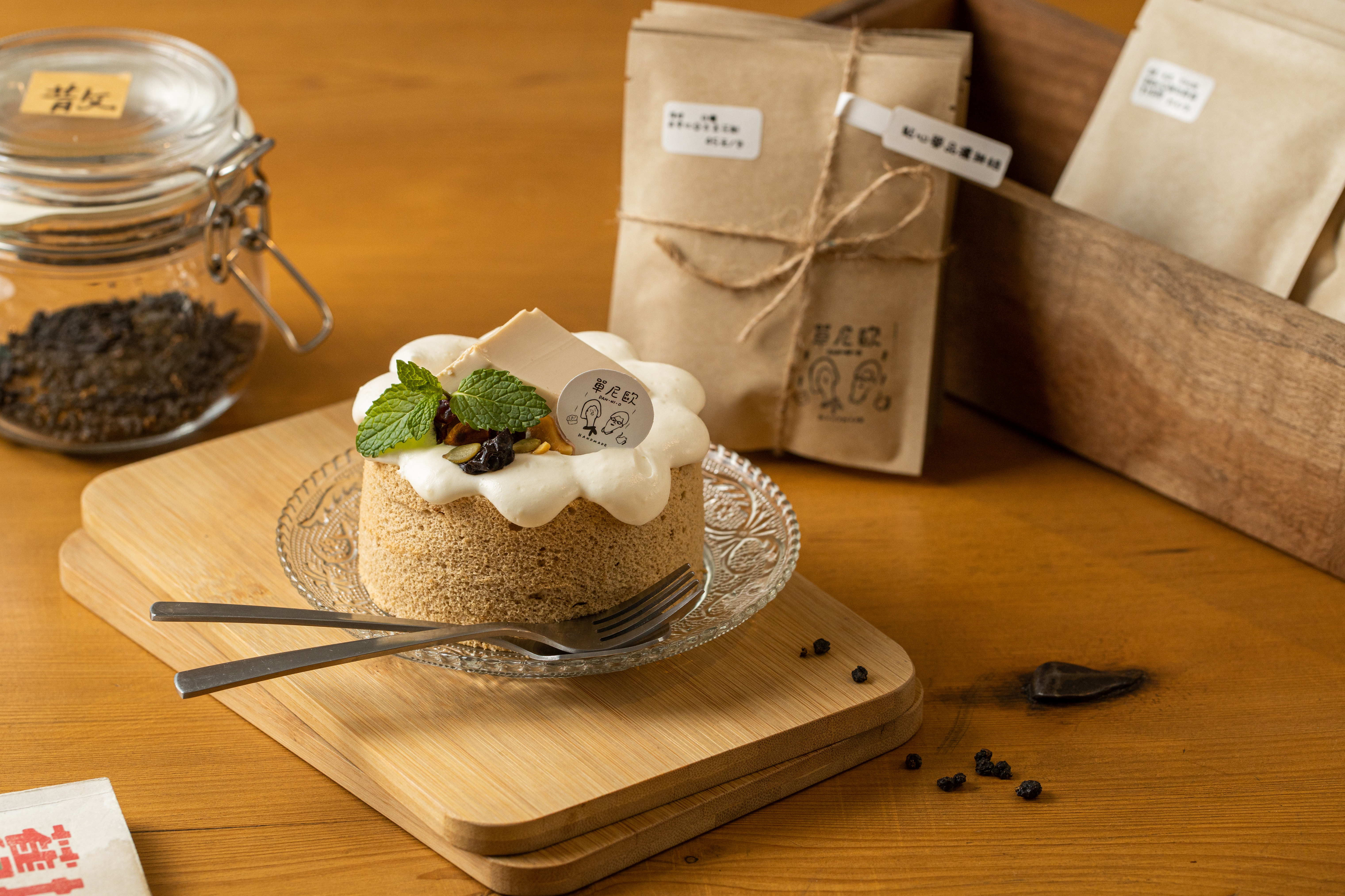 「紅烏龍茶香奶凍戚風」雖然迷你，奶香、茶香依然迷人。（150元／份）