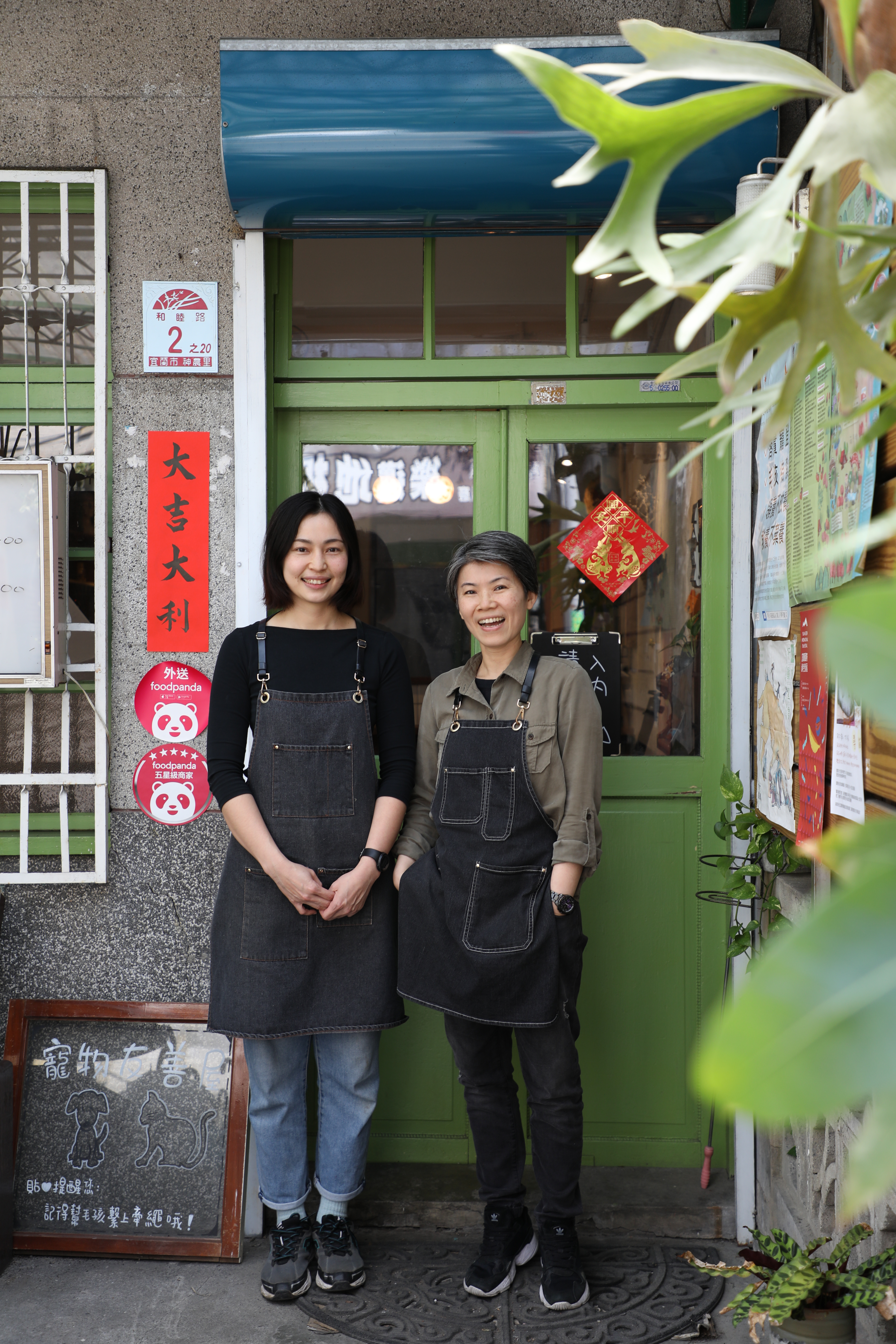 「散步CAFE SANPO」老闆楊瑾玓（右）和「單尼歐手作」老闆楊婉君（左）合作，提供誠意滿滿的咖啡及手作甜點。