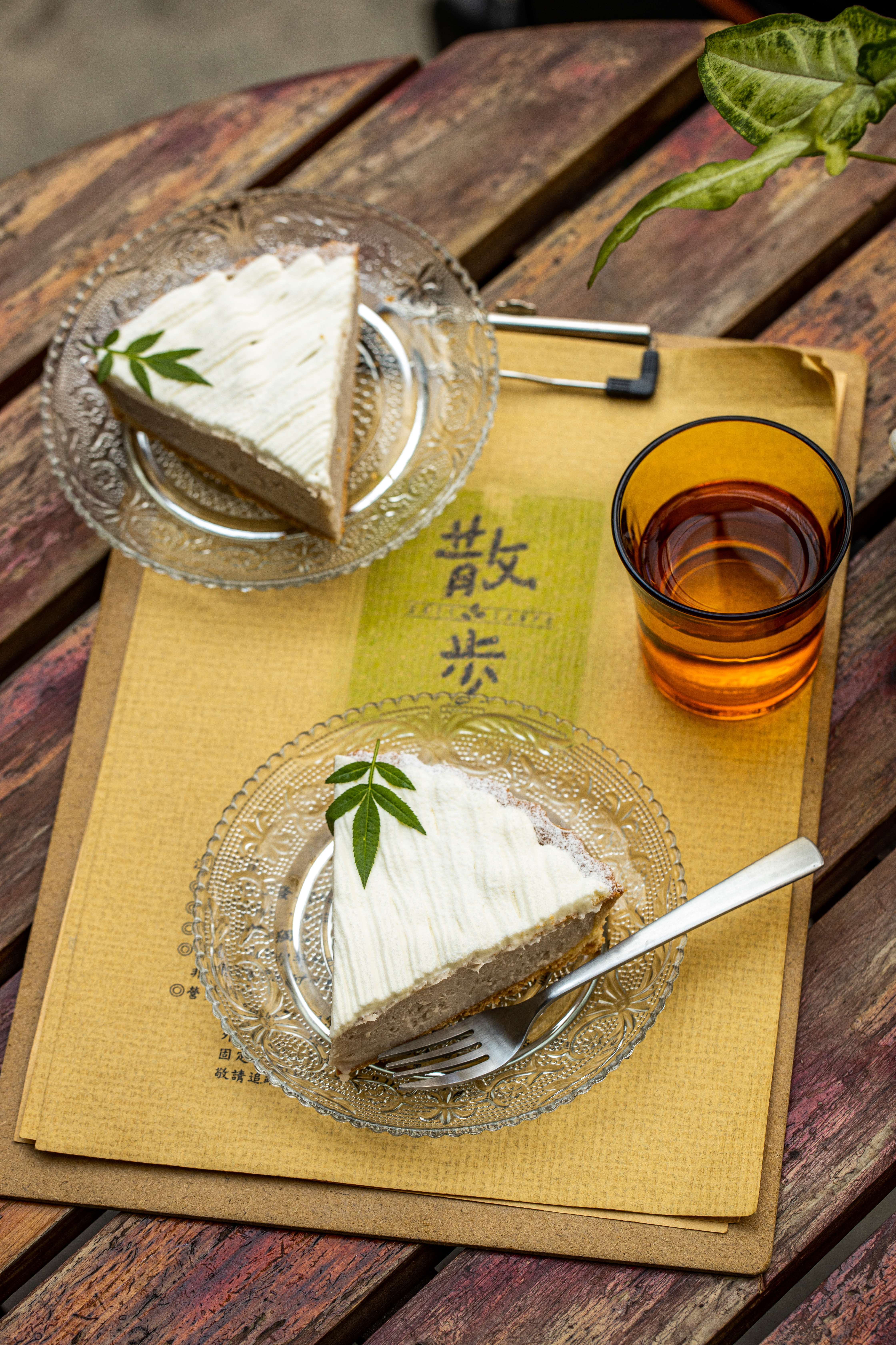 「鮮芋塔」選用大甲芋頭手工熬煮的芋泥，很細綿，會在嘴裡化開。（150元／塊）