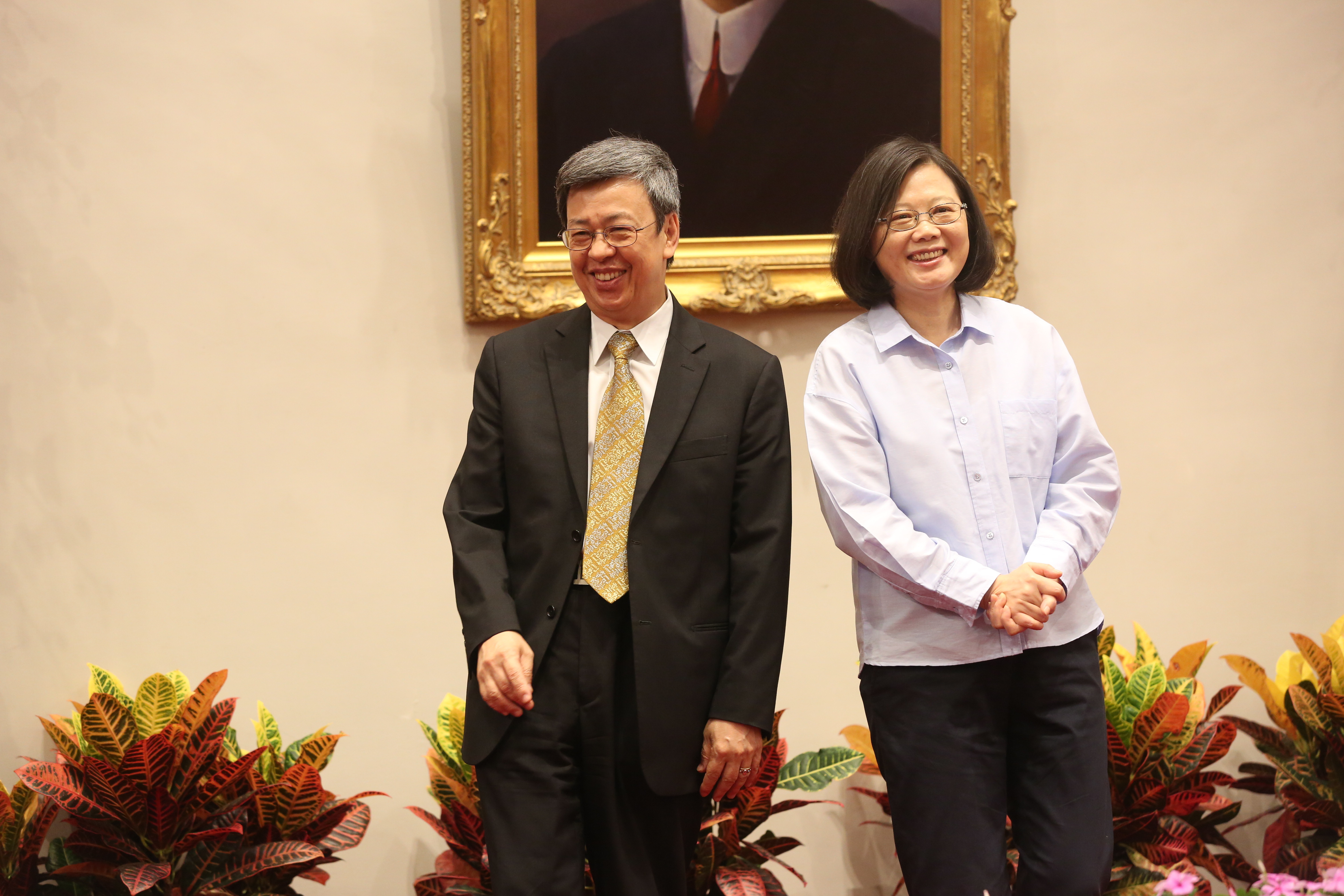 副總統陳建仁（左）即將卸任，蔡英文（右）於臉書po文感謝，直呼「大仁哥，謝謝你，台灣有你真好！」（本刊資料照）