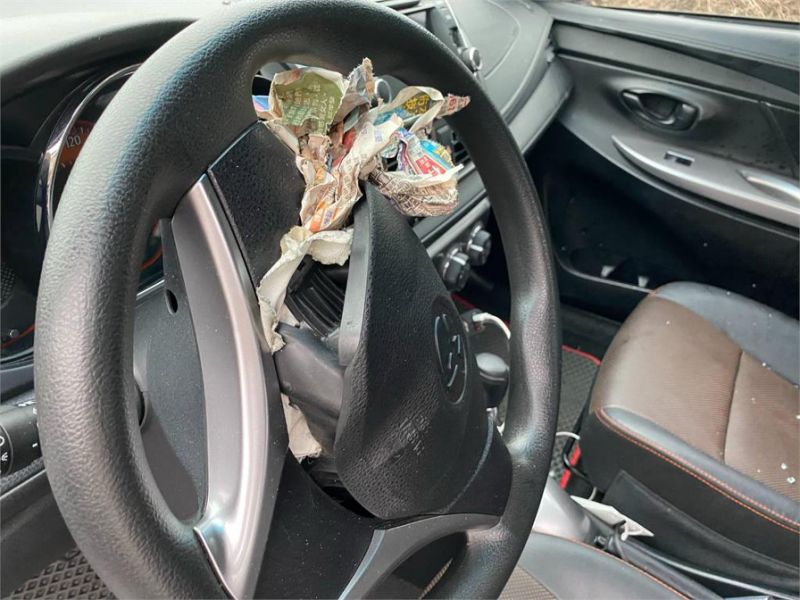 花蓮日前一場車禍，小客車安全氣囊爆開卻彈出舊報紙。（翻攝畫面）