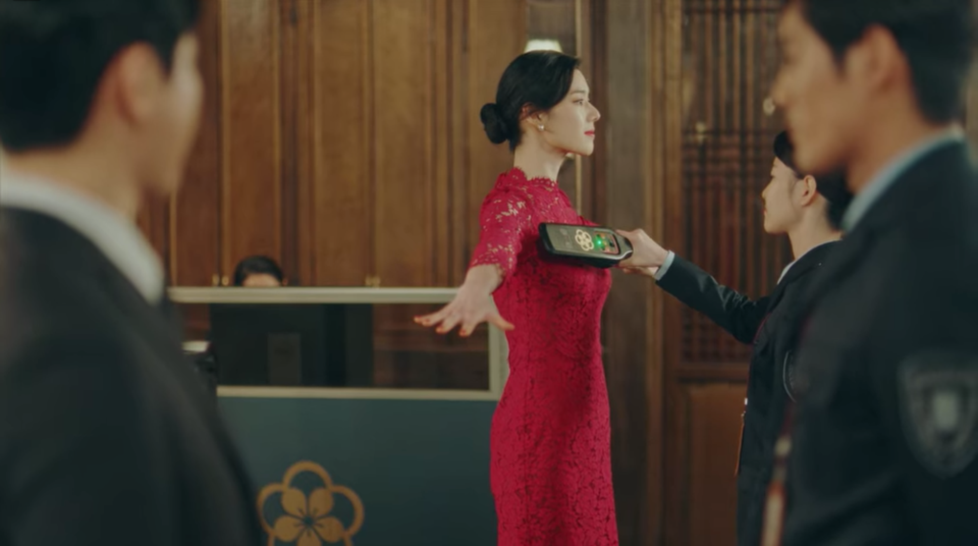 鄭恩彩說:「無鋼圈內衣撐不住我的胸部」,也被投訴。(截圖自Netflix)