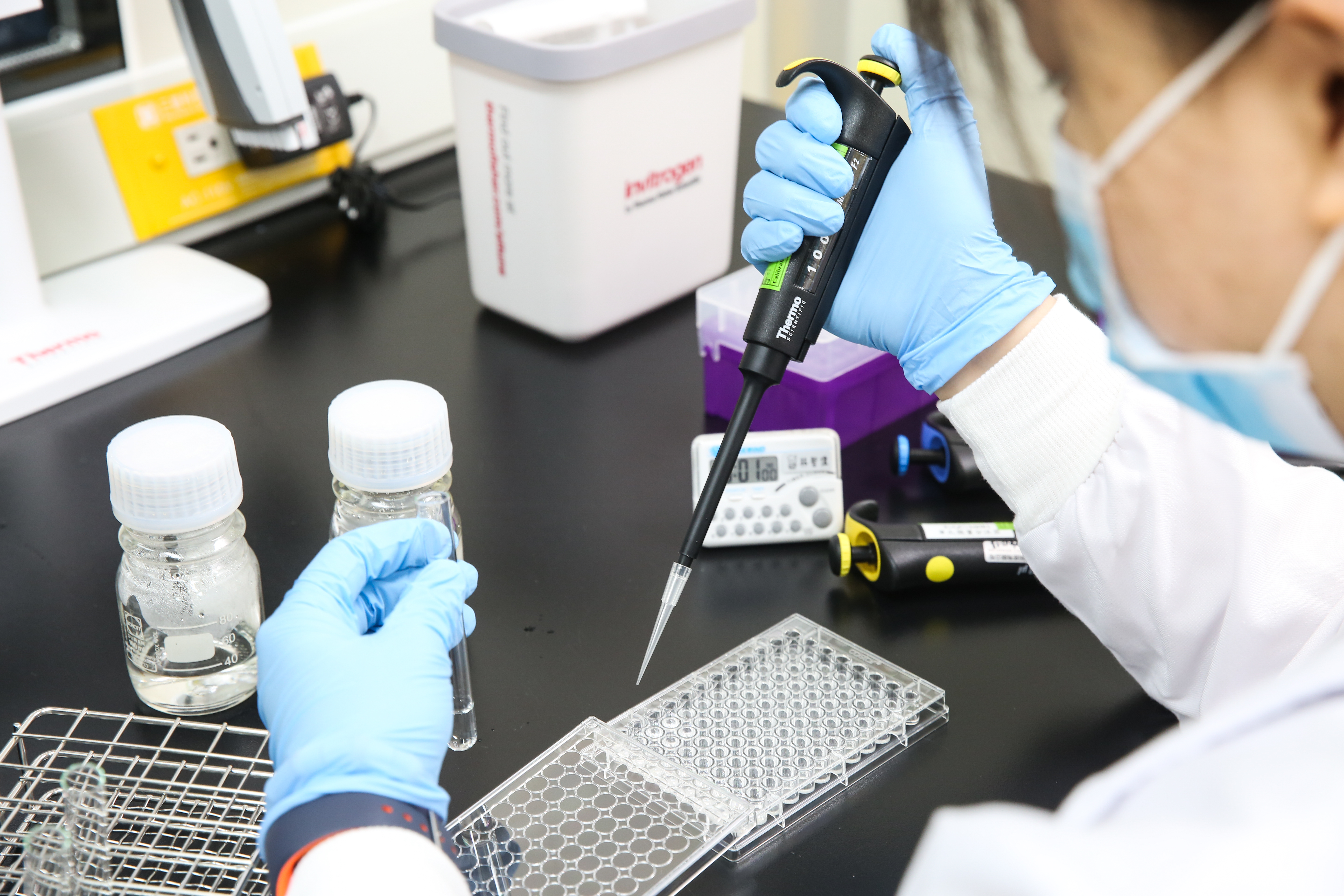 歐盟日前表示武漢肺炎疫苗最快1年後問世,140多名領袖籲免費施打,圖為疫苗示意圖。