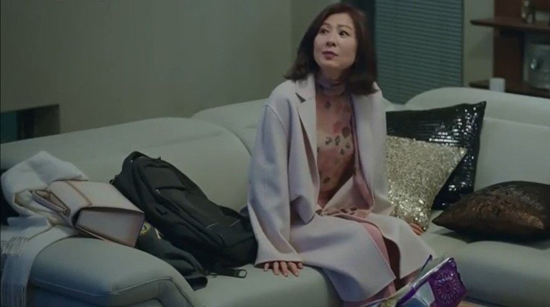 金喜愛於《夫婦的世界》中使用Boxyz白色牛皮提包，NT$89,900。（翻攝自網路）