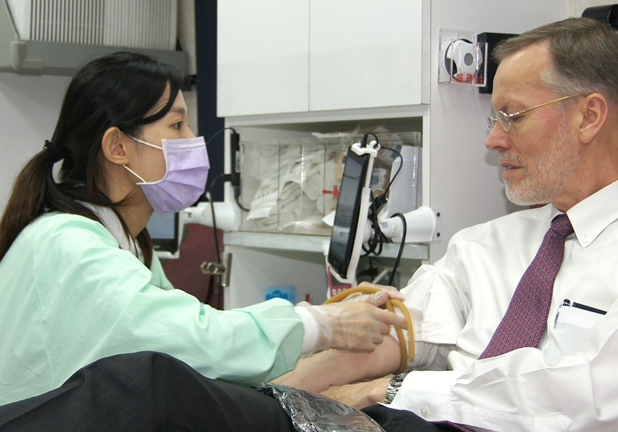 美國在台協會處長酈英傑挽袖響應捐血。（翻攝自美國在台協會AIT臉書）