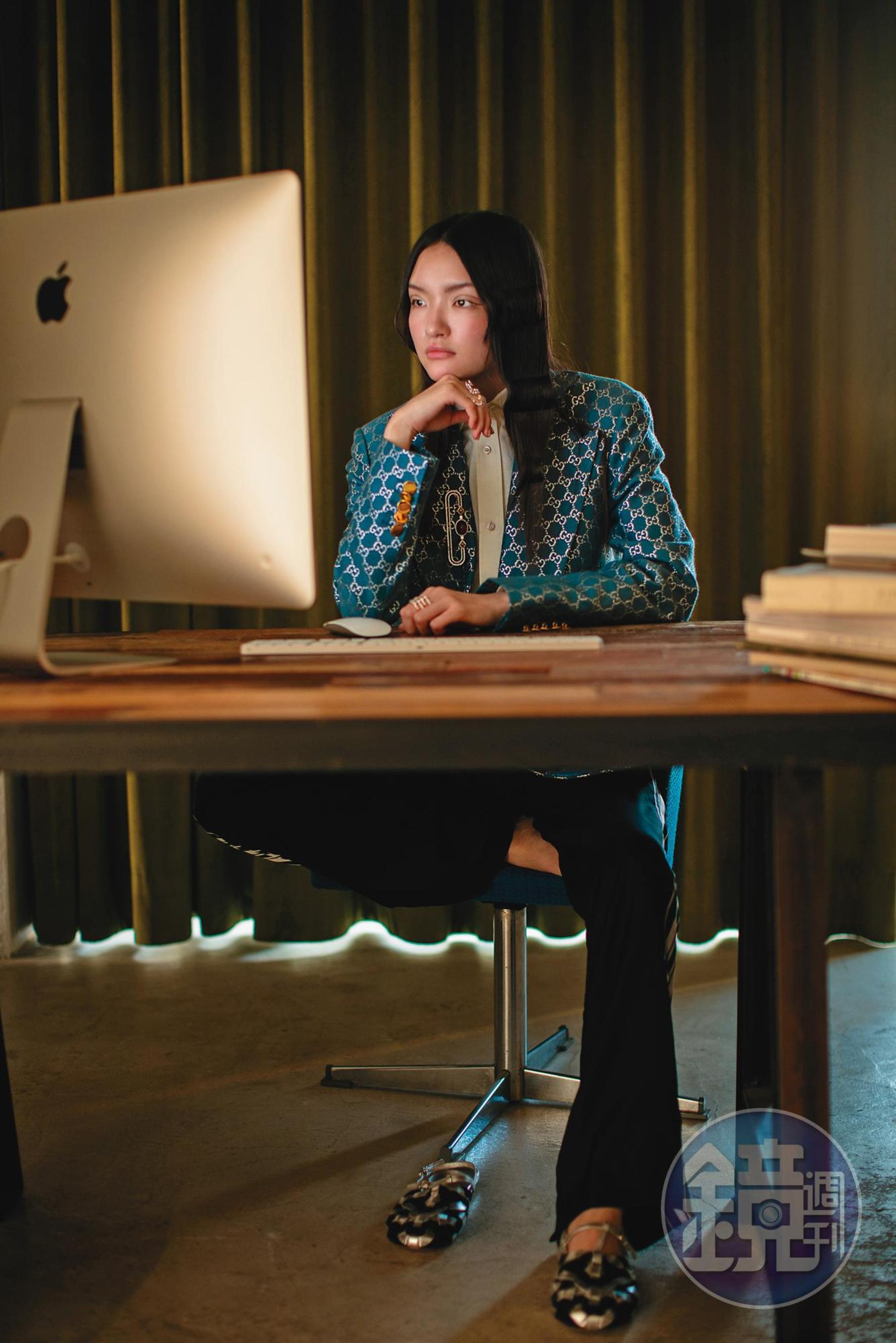 銀色Logo西裝 NT$134,000 by GUCCI／白色襯衫 NT$19,000 by GUCCI／黑色飾邊寬鬆長褲 NT$16,500 by rag & bone／銀黑色涼鞋 NT$32,000 by PRADA／（上）弧線鑽戒 價格店洽／紅碧璽鑽石胸針 價格店洽／（下）珍珠母貝四環密釘鑲鑽戒 價格店洽 All by GEMMIE JEWELRY。