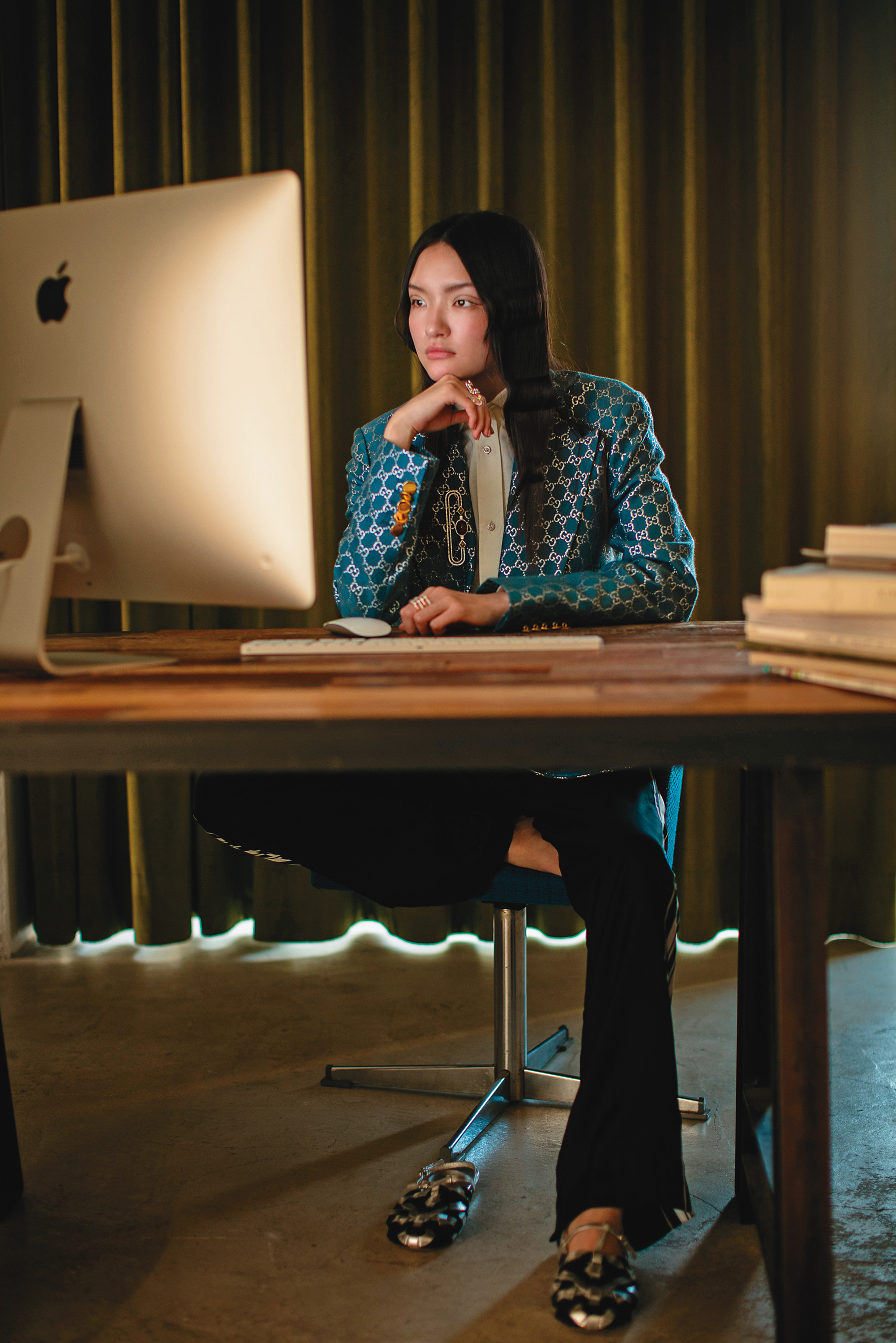 銀色Logo西裝 NT$134,000 by GUCCI／白色襯衫 NT$19,000 by GUCCI／黑色飾邊寬鬆長褲 NT$16,500 by rag & bone／銀黑色涼鞋 NT$32,000 by PRADA／（上）弧線鑽戒 價格店洽／紅碧璽鑽石胸針 價格店洽／（下）珍珠母貝四環密釘鑲鑽戒 價格店洽 All by GEMMIE JEWELRY。