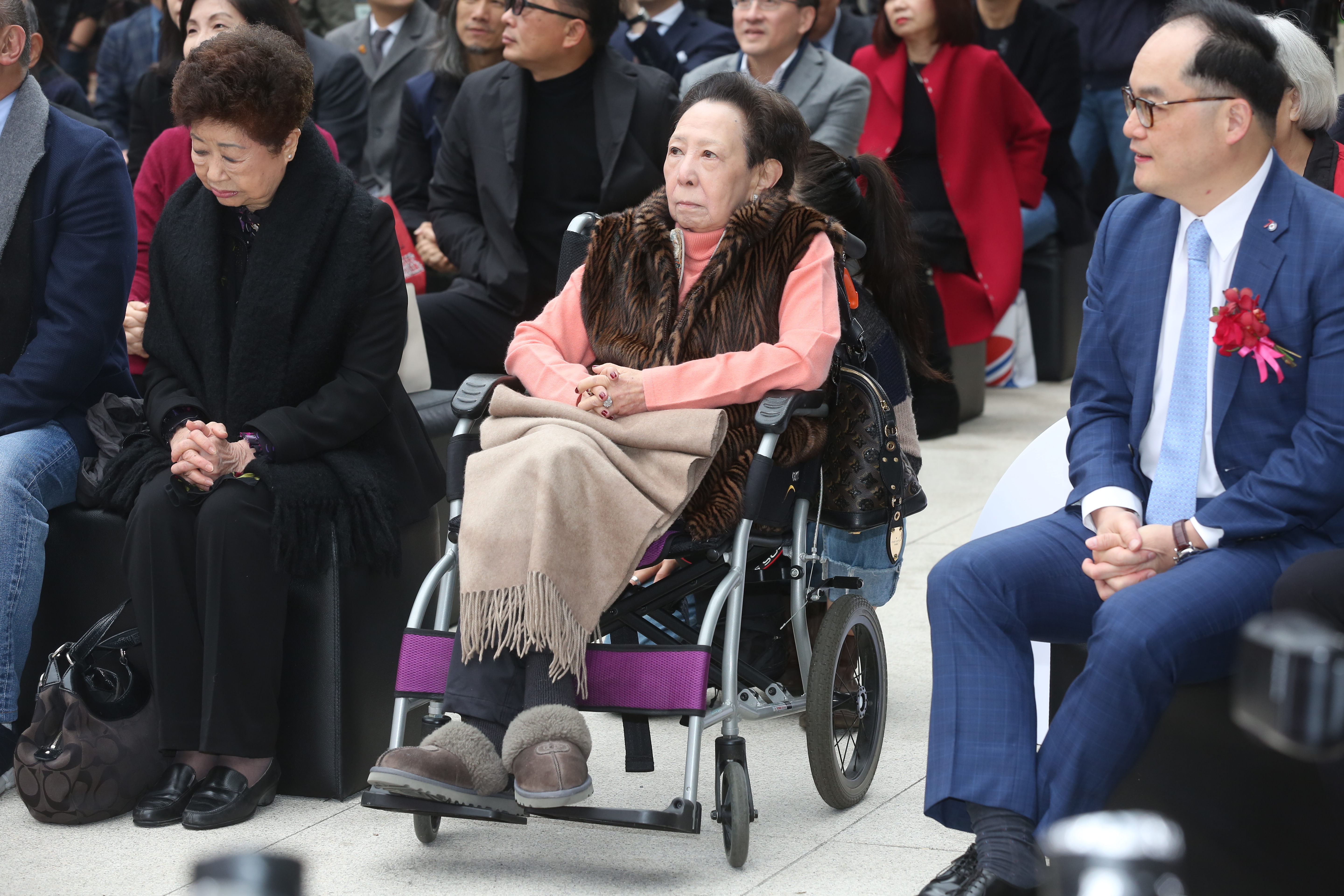 遠百信義A13開幕時，徐菊芳因行動不便坐輪椅出席。