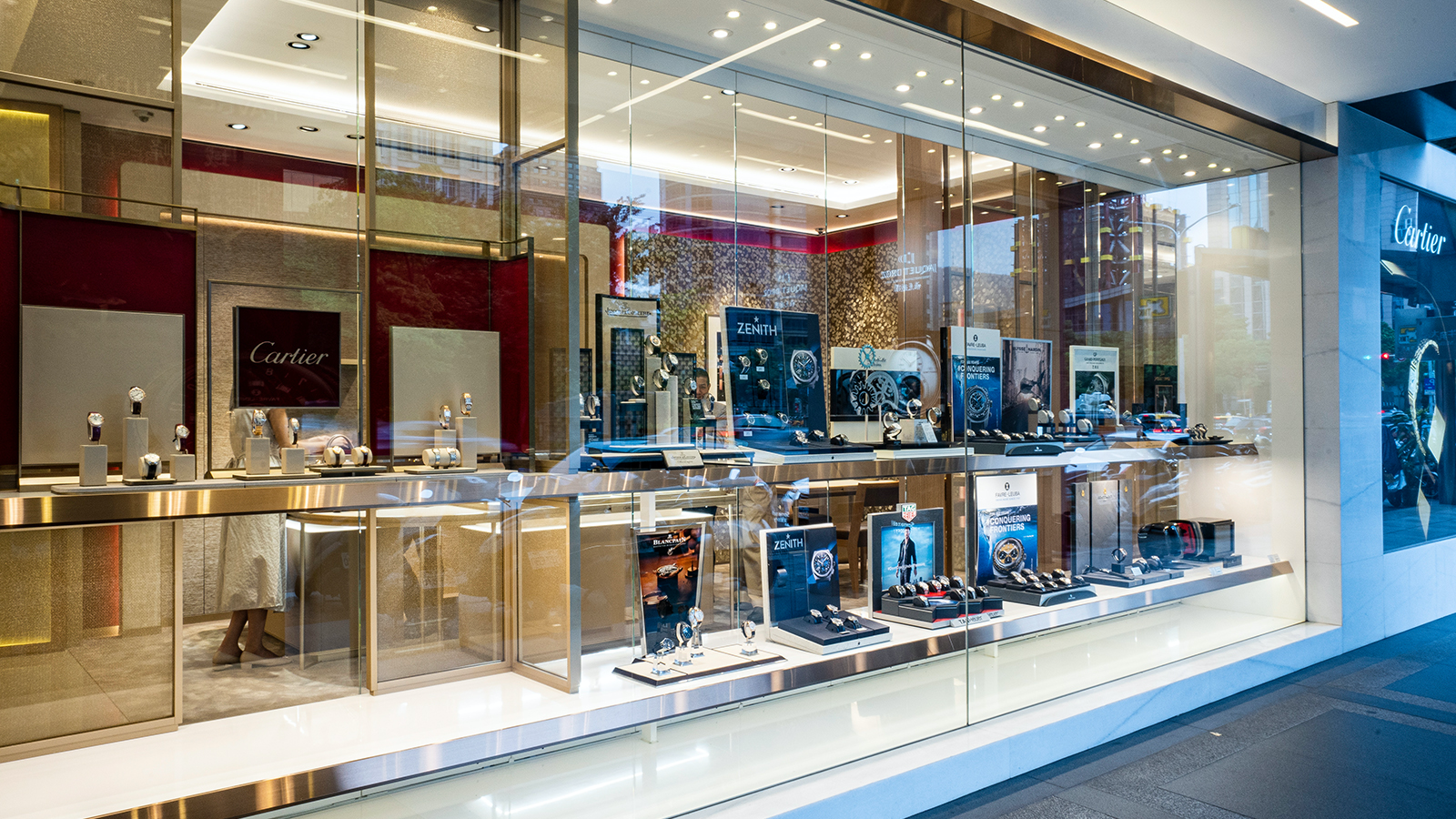 傳統複合式錶店的綜合櫃位模式，在一家店裡面可以買到不同品牌的手錶，對消費者來說選擇比較多元，議價空間也相對比較有彈性一些。（攝影：游銘元）