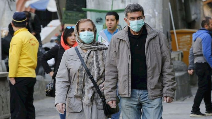 為在西亞的伊朗人民誤信偏方，導致武漢肺炎疫情持續蔓延。圖為德黑蘭民眾戴口罩，示意圖非相關當事人。（翻攝自twitter@kimianila）