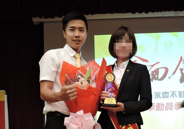 永慶房仲業務員狄威（左），因違約遭前東家信義房屋提告，二審判決結果出爐，須賠償50萬元。（翻攝自狄威臉書）