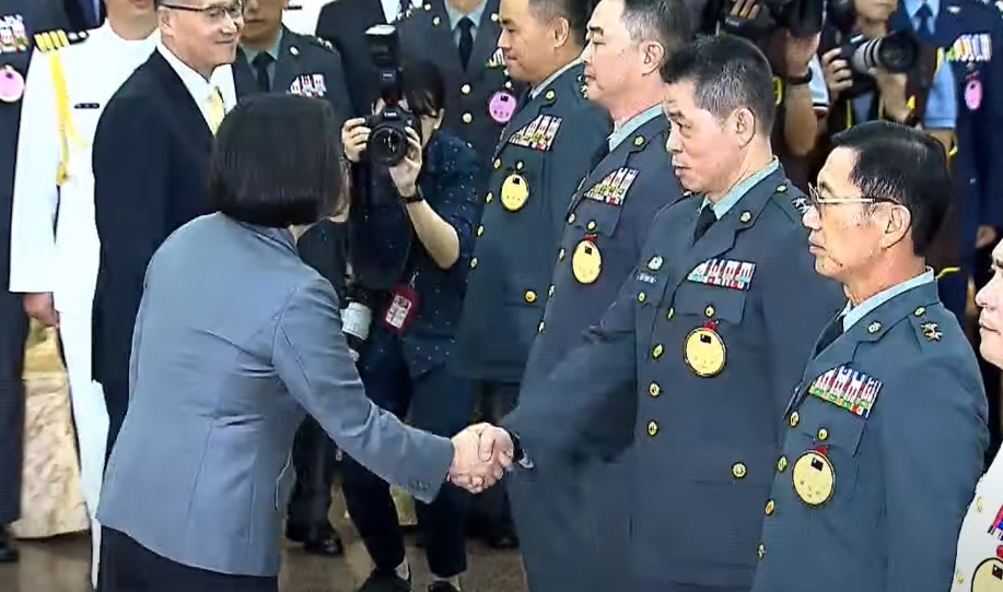 國防部政務辦公室主任王紹華（與蔡英文握手者），傳出將接任軍情局長。（翻攝自軍聞社YouTube頻道）