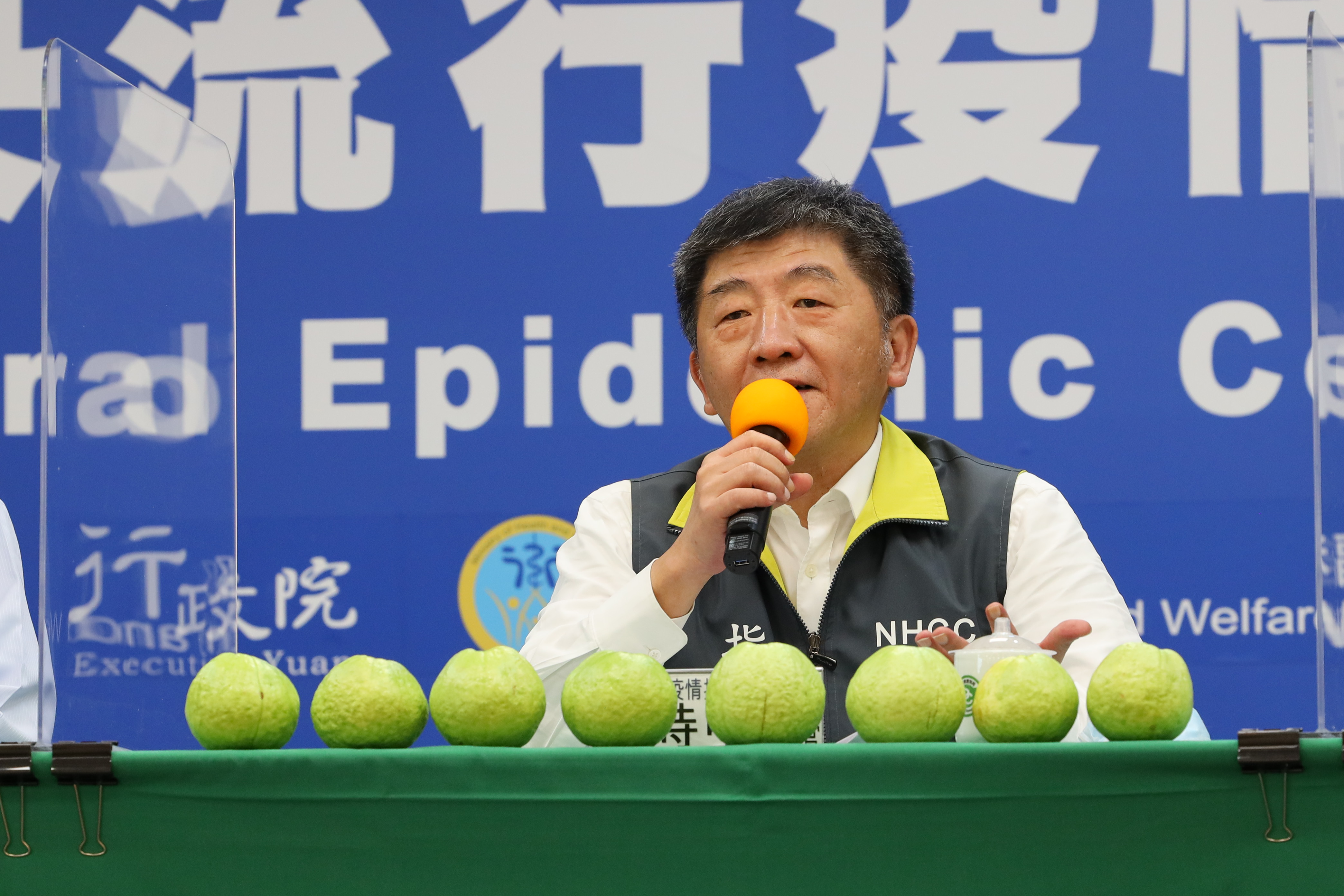 衛福部部長陳時中今天再宣布好消息新增確診為零，也趁機宣傳小農芭樂。（疫情指揮中心提供）