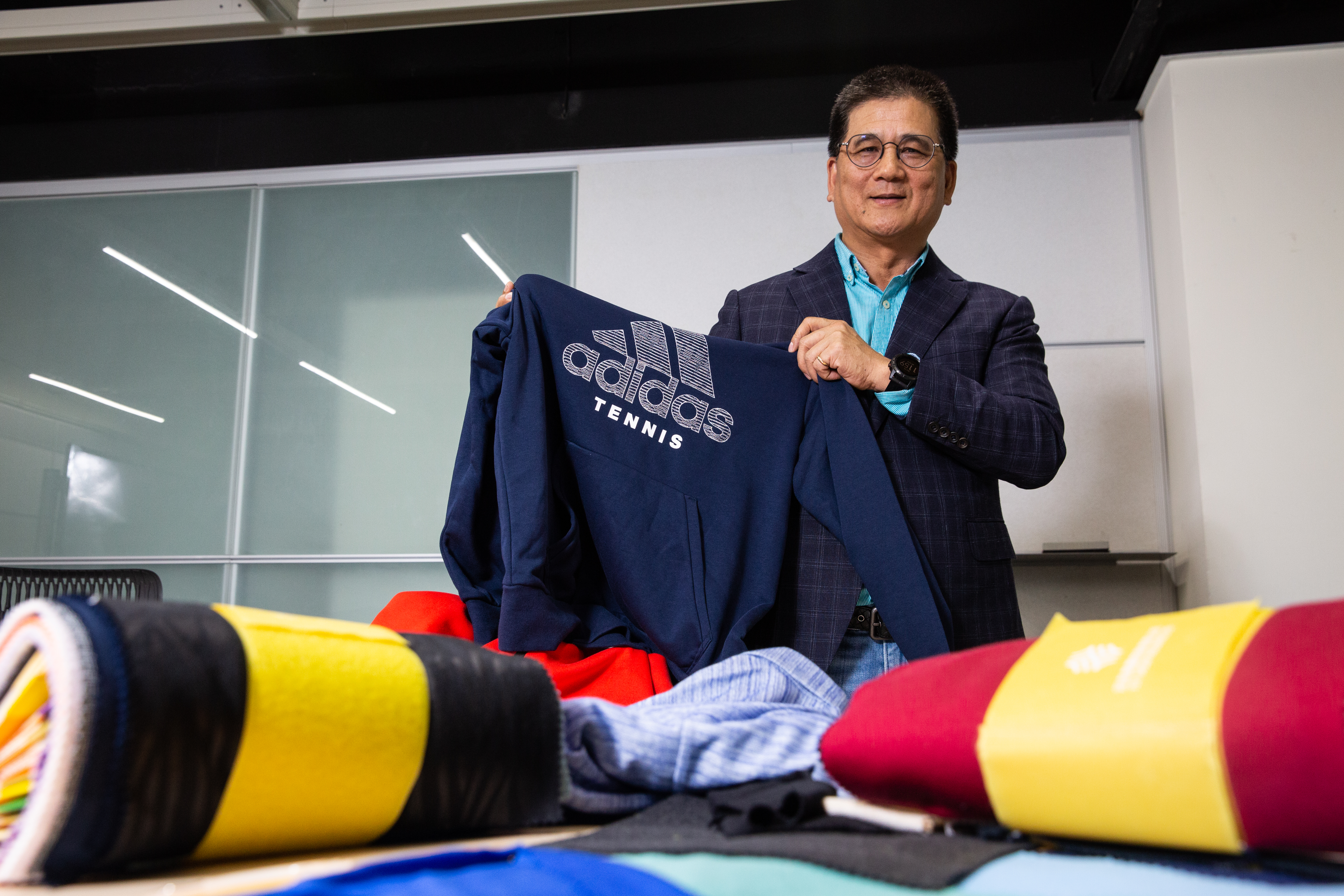 冠星第一季EPS達3.06元，擊敗儒鴻，且下半年營運可望逐季成長。（圖為董事長林錦茂）