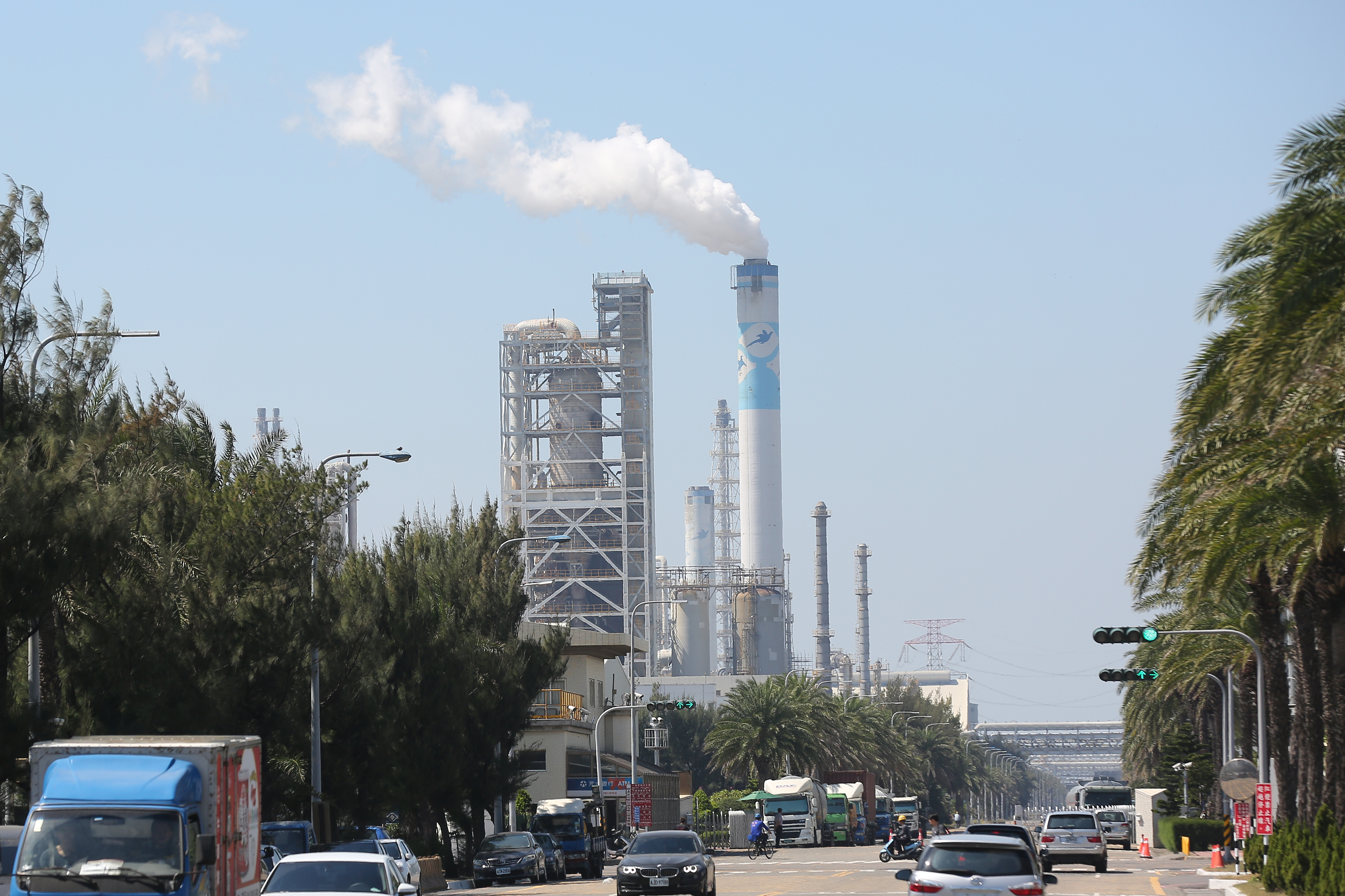 疫情逐步和緩，下半年製造業需求可望回溫，塑化股有機會走出谷底。