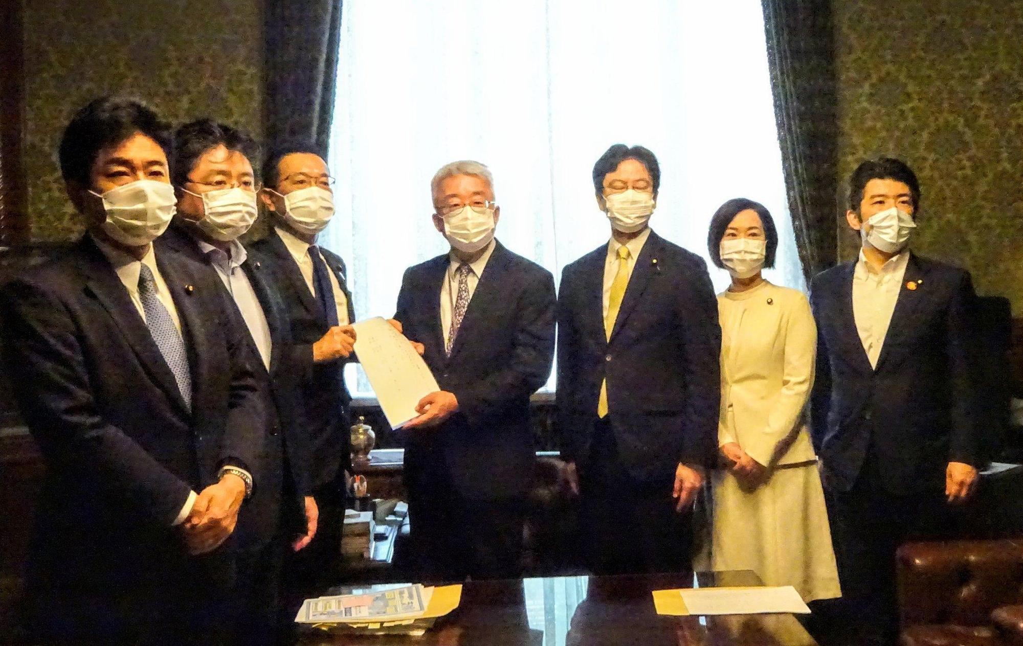 日本在野黨提出支持窮困學生的紓困法案。(圖片翻攝推特)