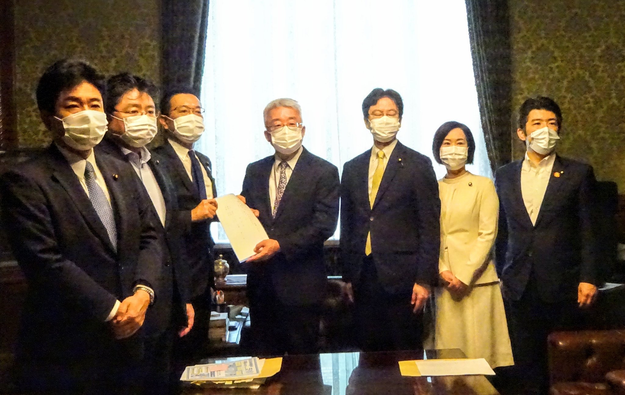 日本在野黨提出支持窮困學生的紓困法案。（圖片翻攝推特）