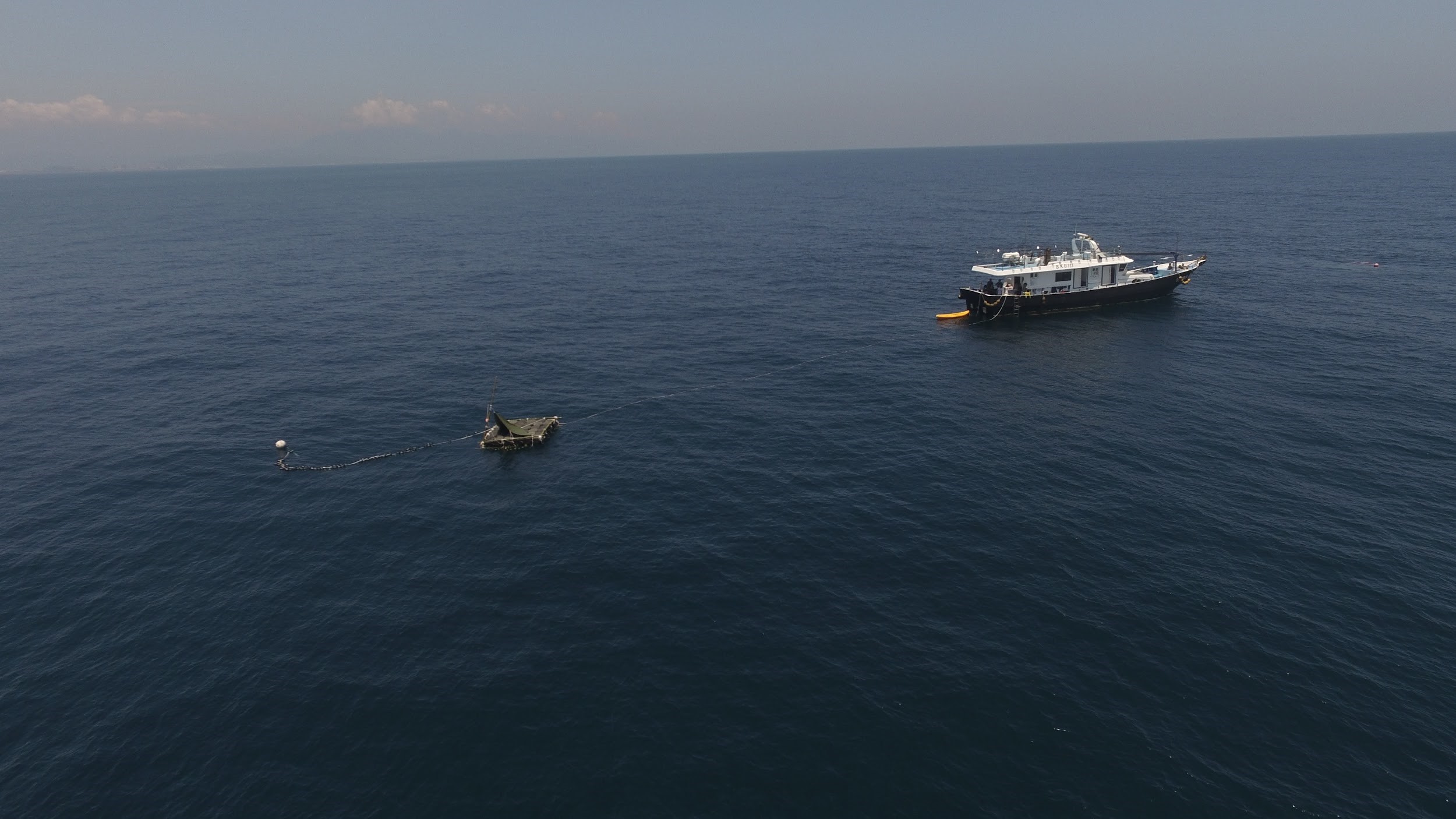 「黑潮漂流計畫」中的方筏與戒護船「華國189號」揭開《男人與他的海》故事序幕。（牽猴子提供）