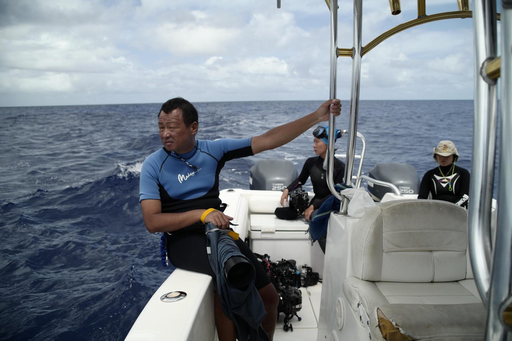 台灣首位海下鯨豚攝影師金磊長期到各海域追尋鯨豚的身影。（牽猴子提供）