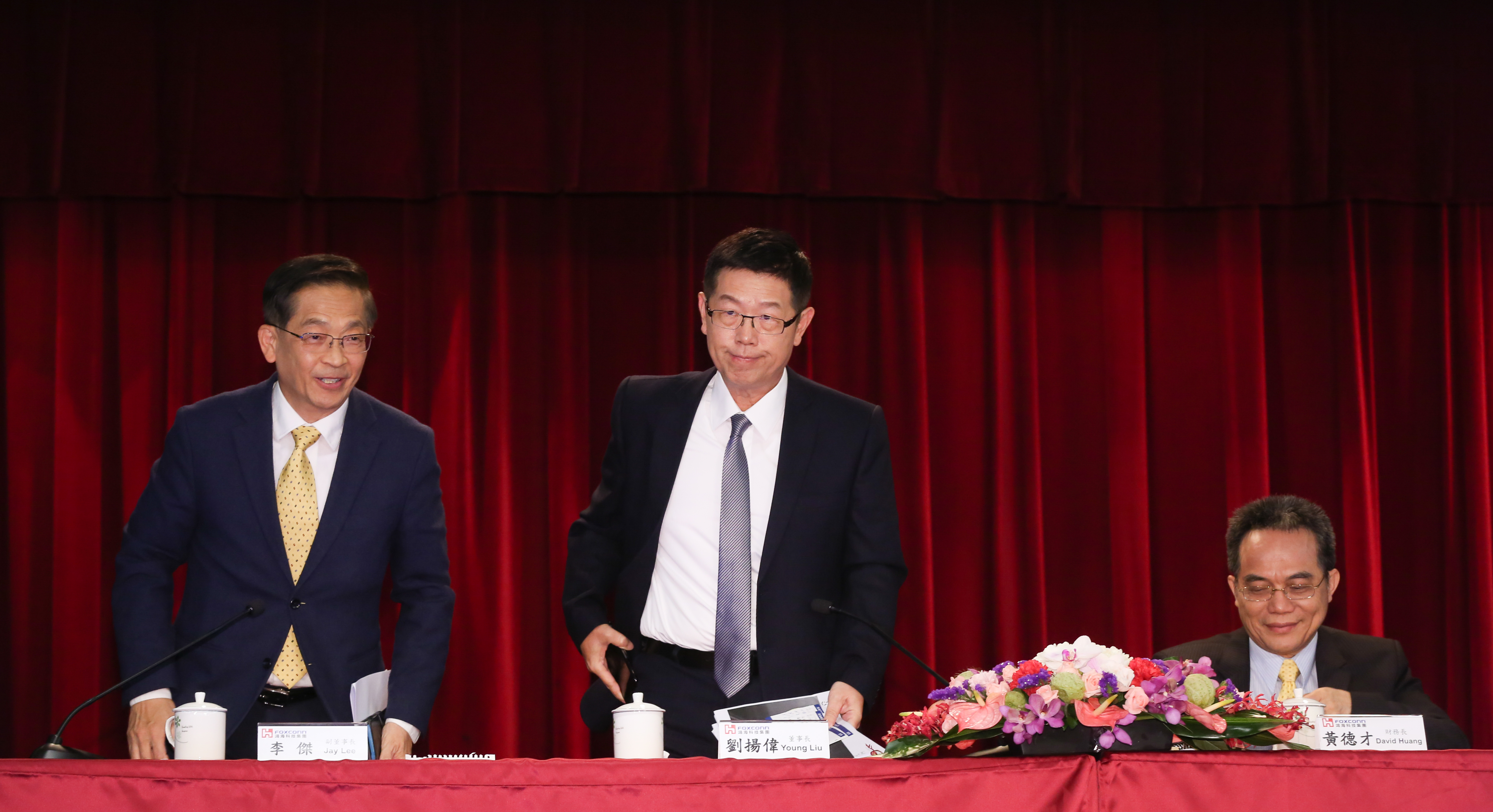 15日鴻海法說會公布獲利數字衰退近9成，董事長劉揚偉在電話會議對法人表示，第2季三大產品線都將迎來恢復成長動能。