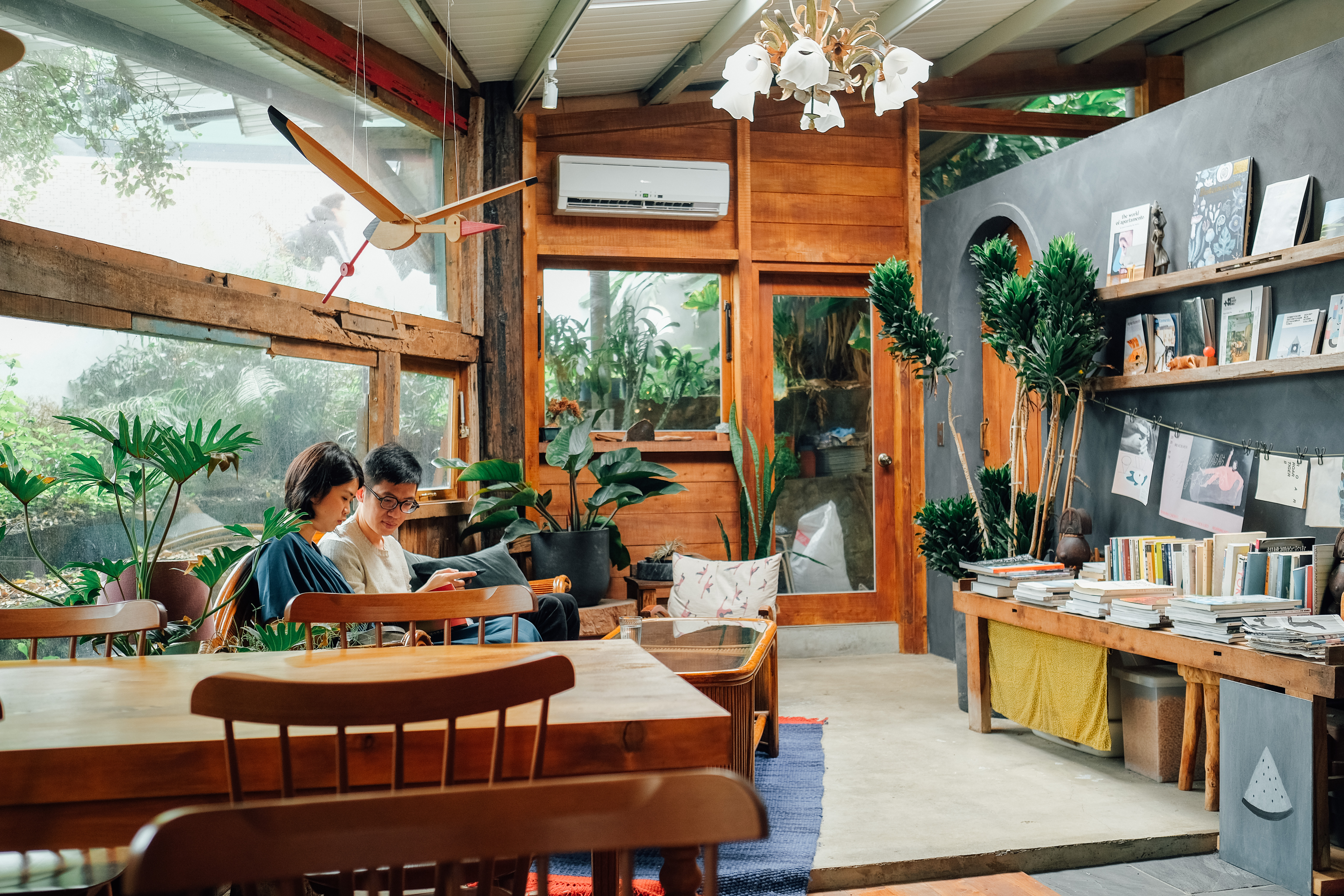 「龍宮」的裝潢用了大量的木頭質地，大片的落地窗隨著陽光的灑落，整體氛圍顯得很舒服。