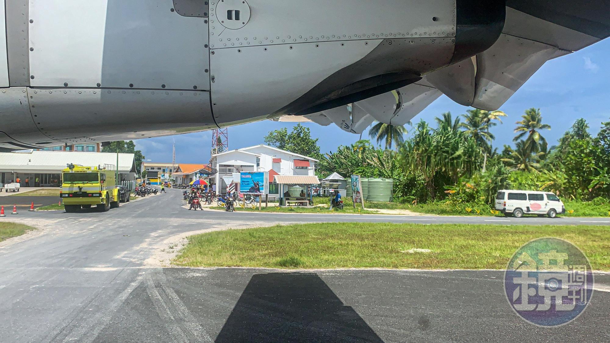 吐瓦魯機場跑道距離房舍的距離竟然這麼近!