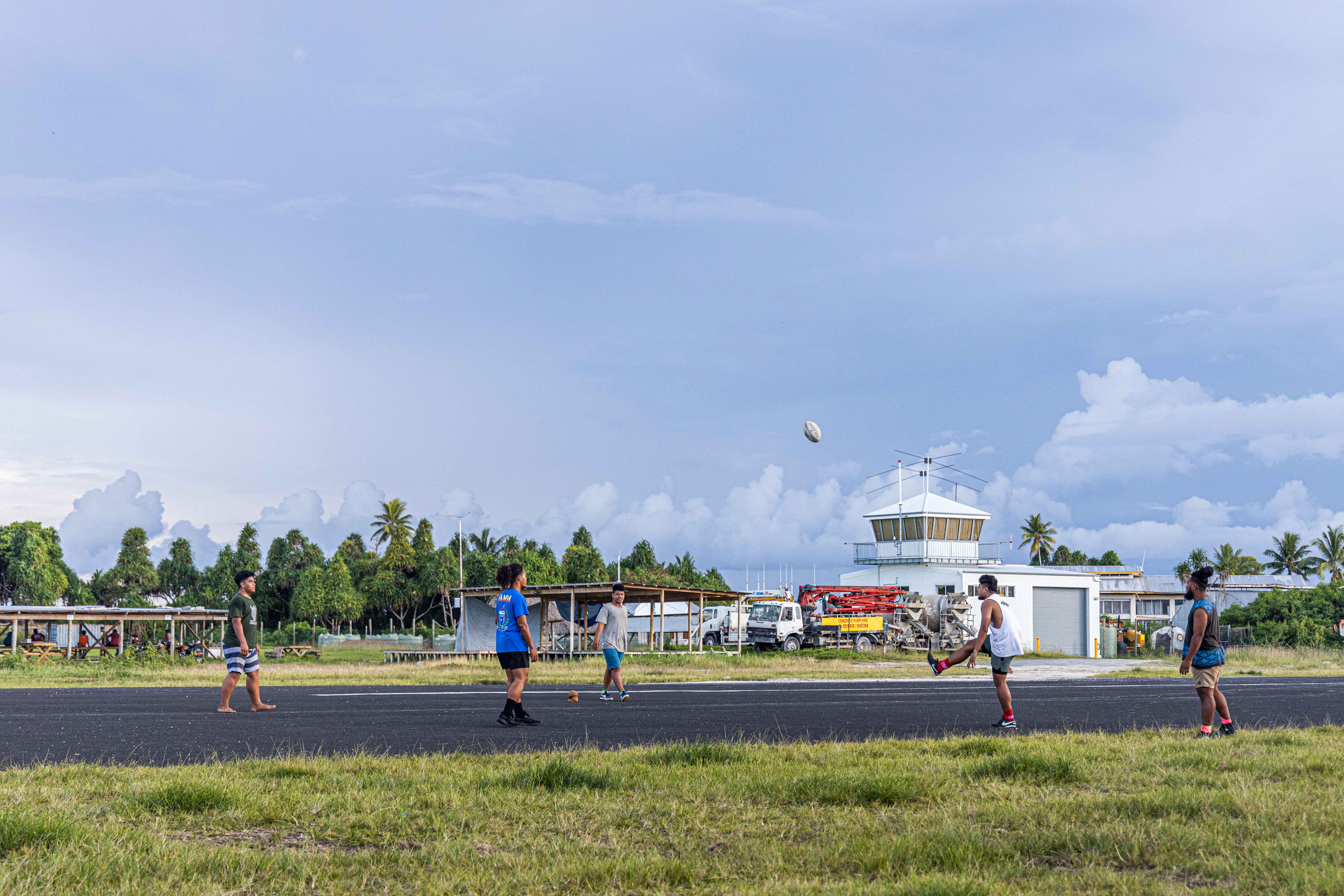 全世界只有吐瓦魯會把機場當運動場使用，是最另類的常民奇觀。