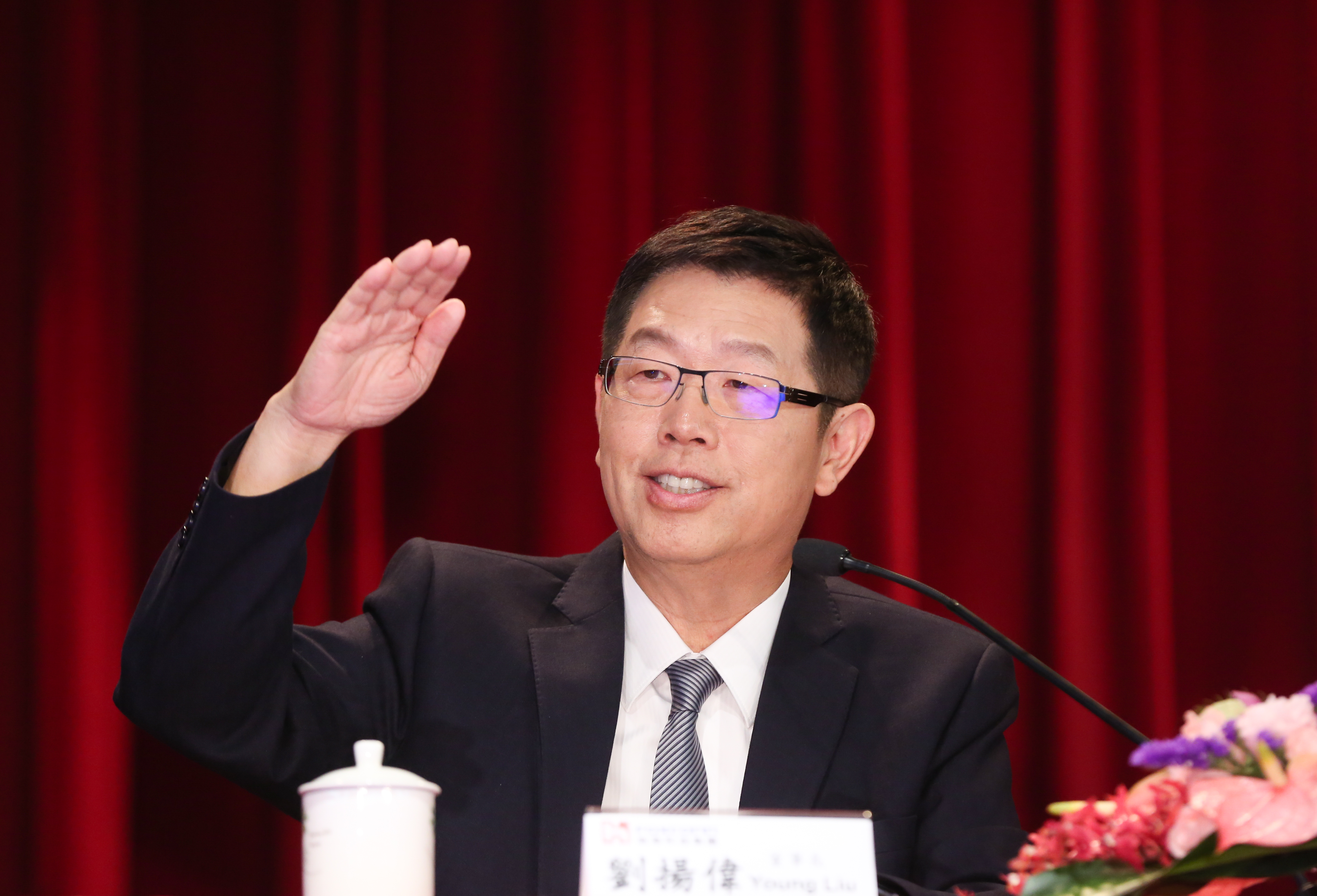 台積電宣布赴美設廠,15日召開法說會的鴻海董事長劉揚偉也被問到此一議題。