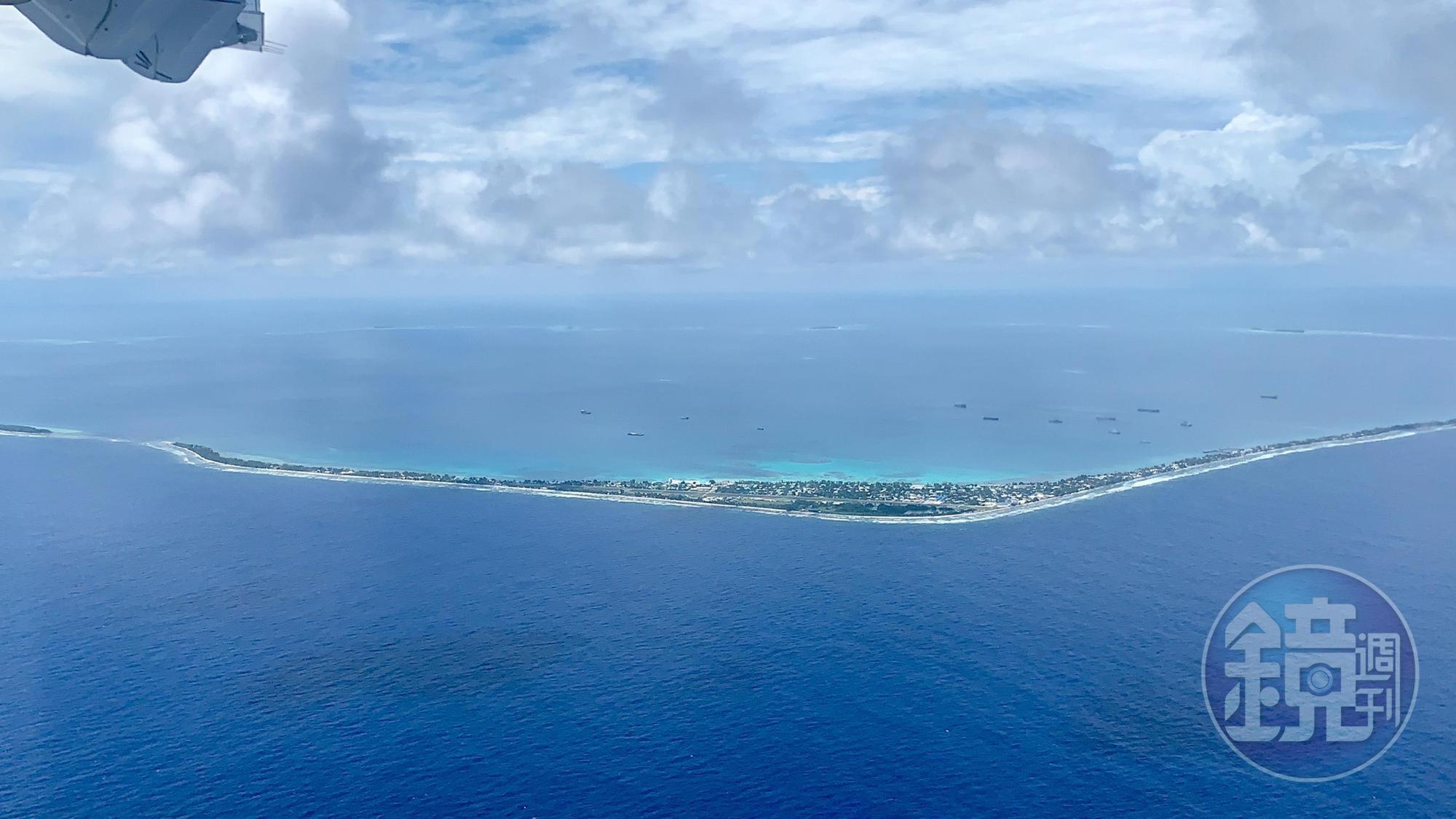 吐瓦魯細長環礁地形,從空中鳥瞰一覽無遺。