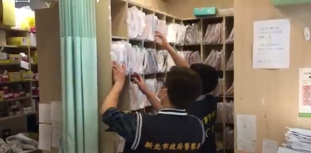 警方搜查涉嫌詐領健保費的診所。(刑事局提供)