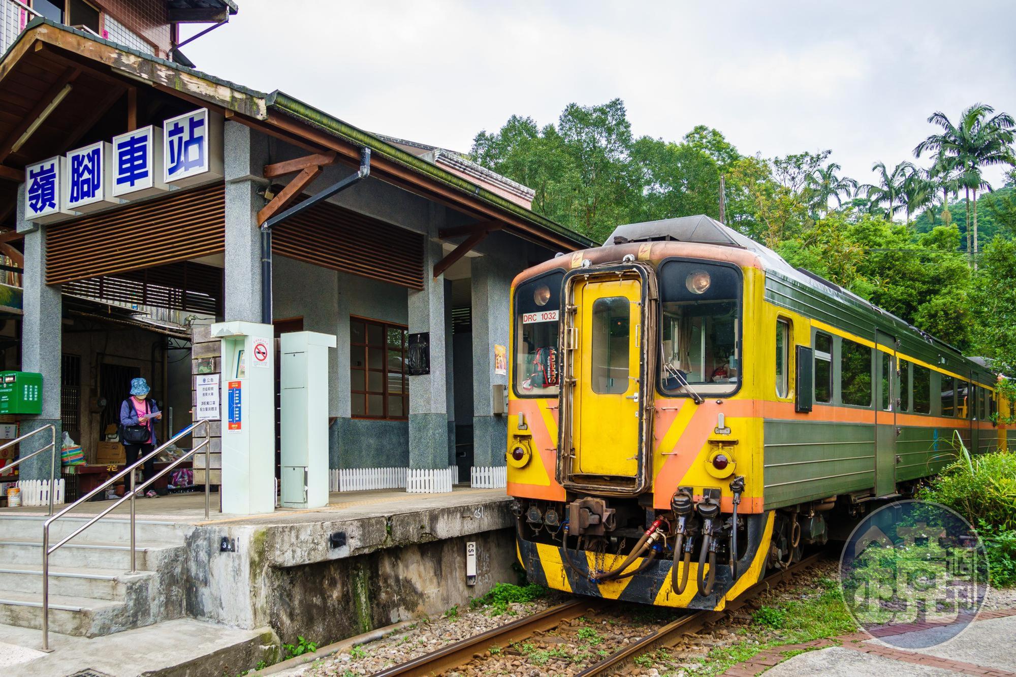 步行3分鐘即可到達車站,順道往平溪,菁桐的遊客可以下車來走走體驗展露著樸實、傳統的古早味。
