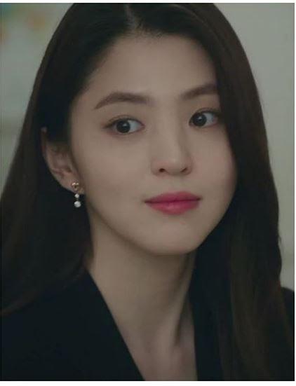 號稱最美小三的韓素希,選擇了愛心型,下面有大小兩顆水晶的的垂墜耳環。(SWAROVSKI提供)