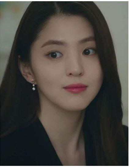 號稱最美小三的韓素希，選擇了愛心型，下面有大小兩顆水晶的的垂墜耳環。（SWAROVSKI提供）