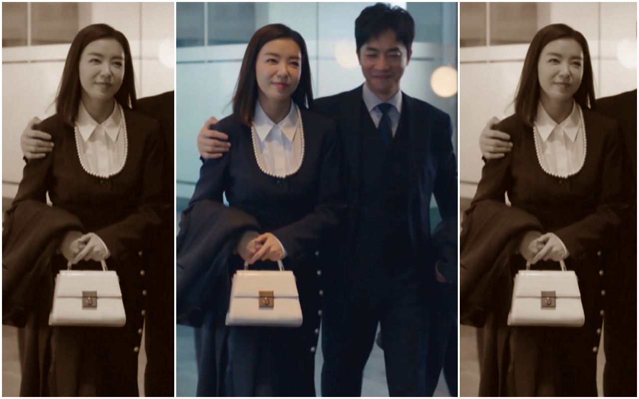 高藝琳（朴宣暎飾）於《夫婦的世界》中與前夫約會時，提著CHARLES & KEITH鱷魚紋手提包。（翻攝自網路）