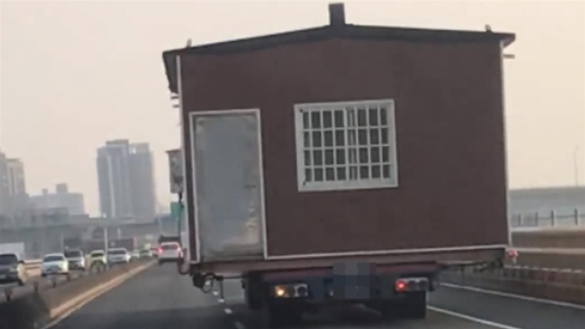 貨車載著一棟設備齊全的房子在馬路上趴趴走。(翻攝自《新竹大小事》臉書)