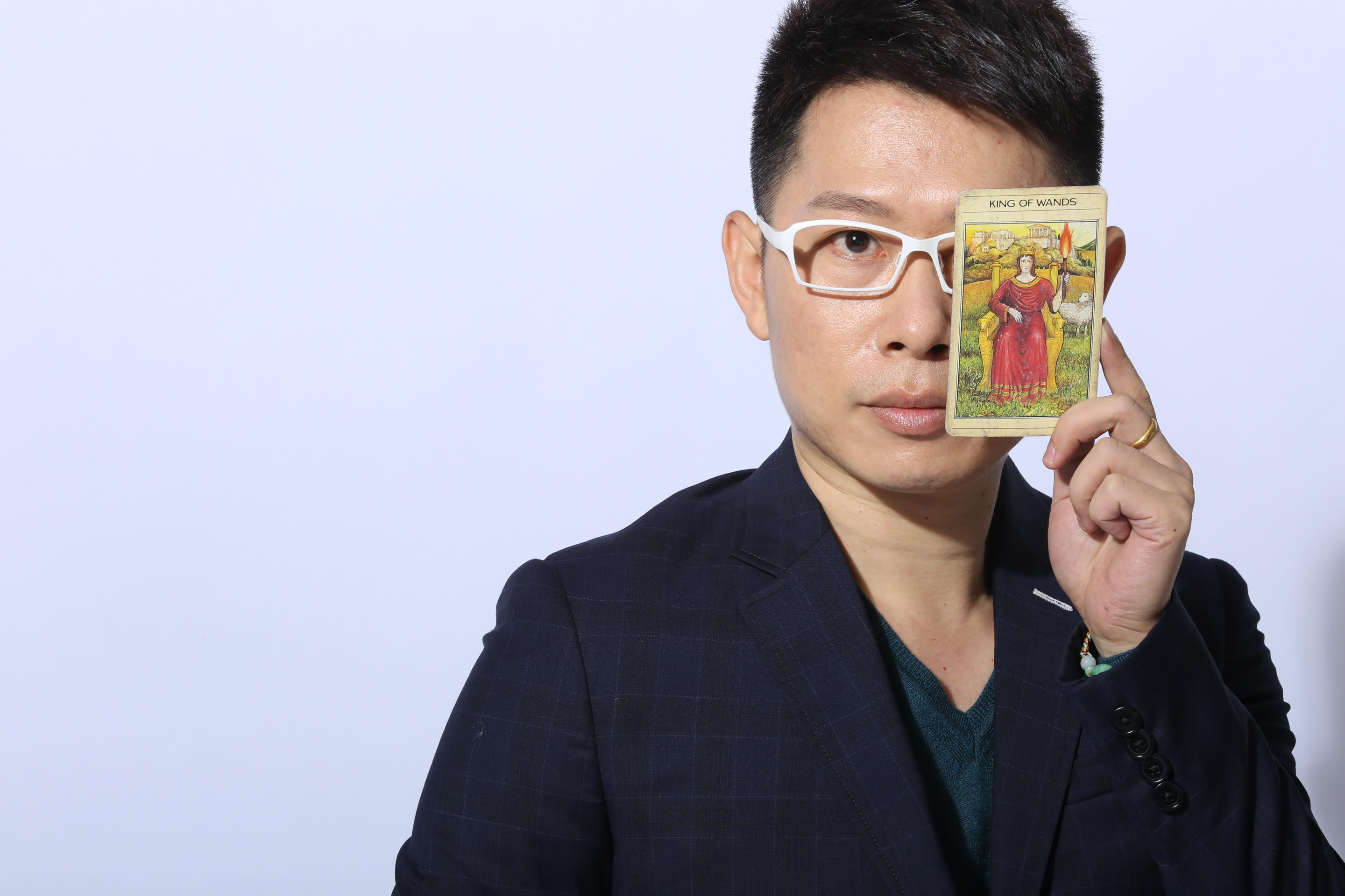 艾菲爾抽出四張牌，替鏡傳媒網友占卜。（艾菲爾提供）